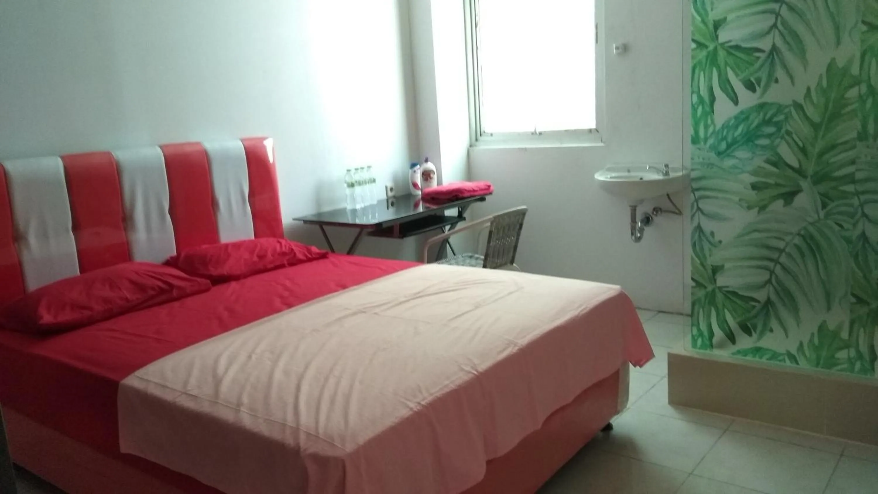 Bathroom, Bed in Uni Inn Semarang - Gunung Pati