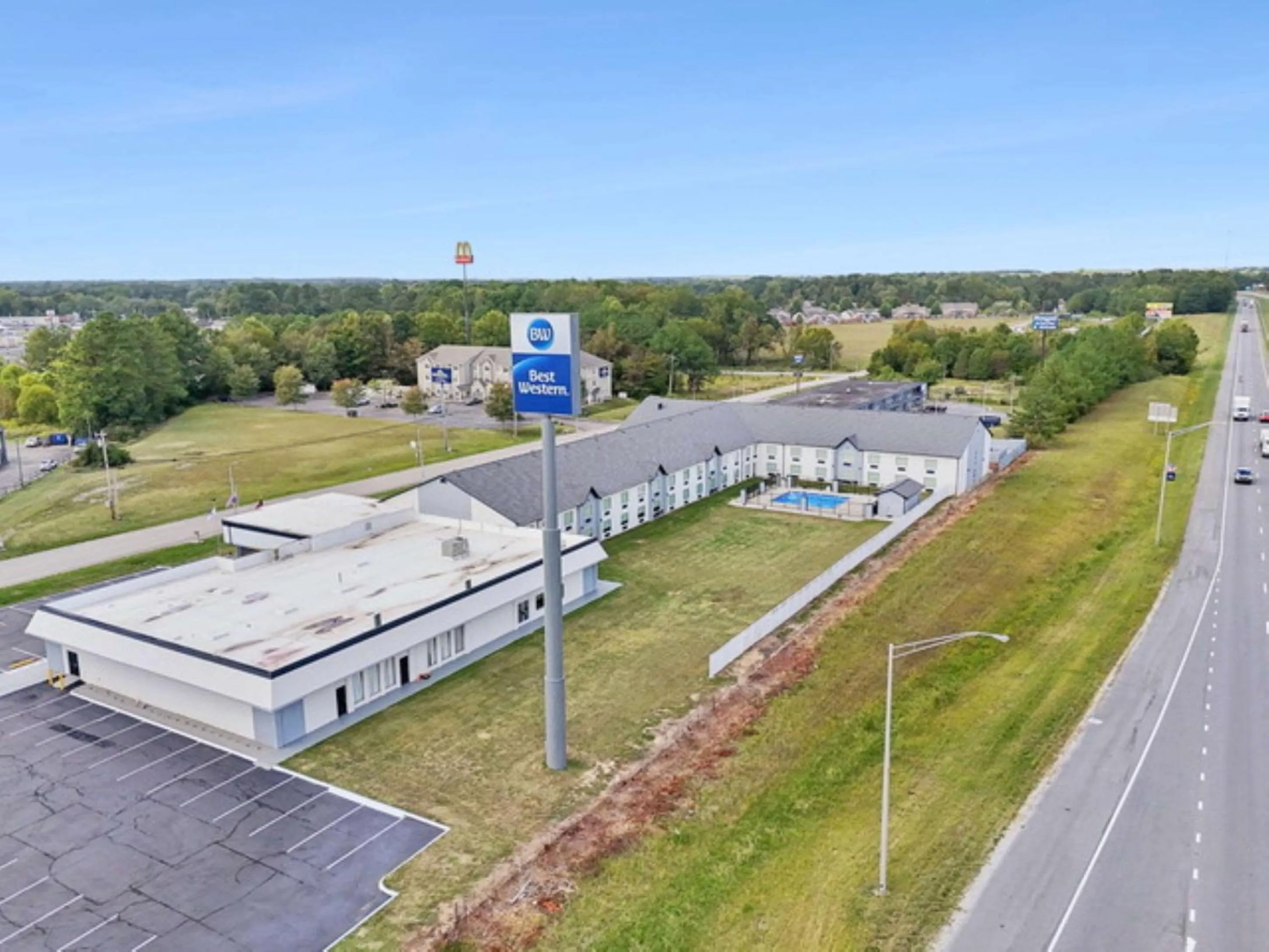 Property building in Red Roof Inn & Suites Manchester, TN