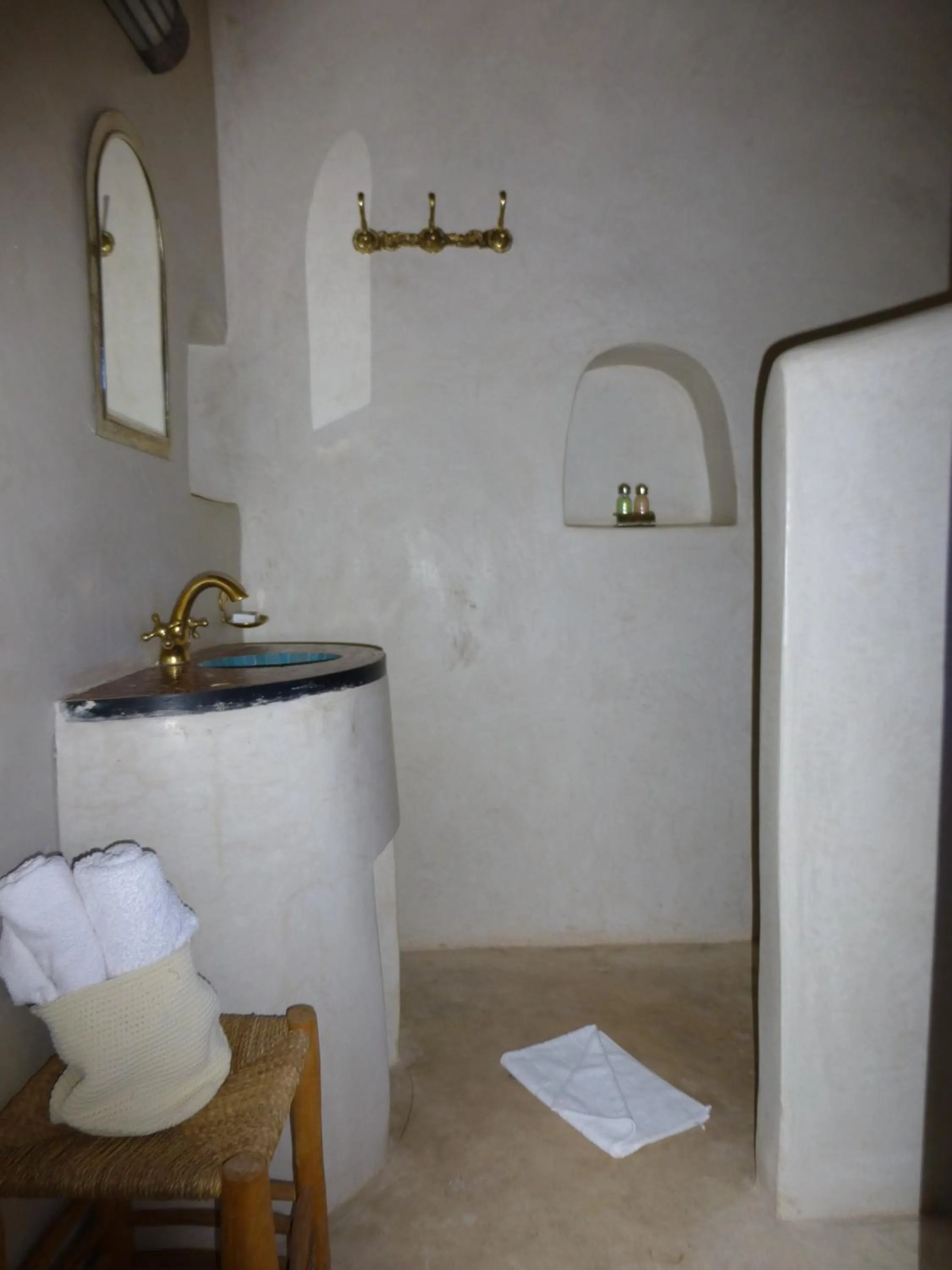 Bathroom in Kasbah La Cigogne