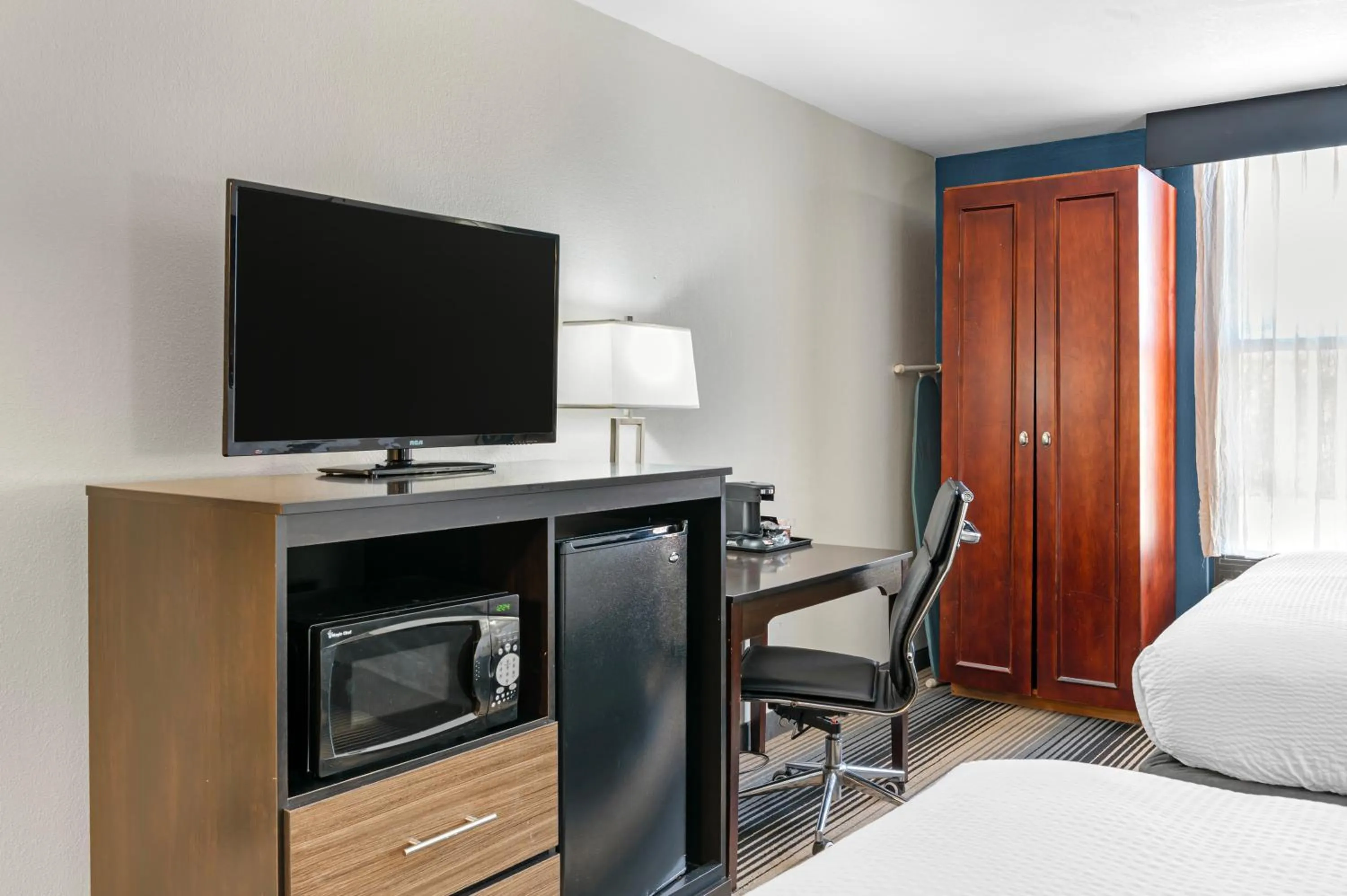 TV and multimedia, Bed in Sleep Inn Indianapolis East