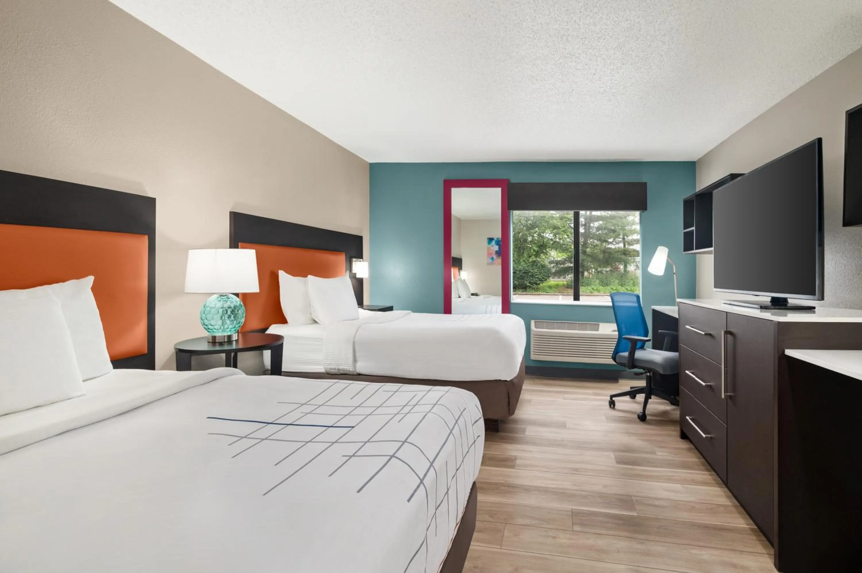 Photo of the whole room, Bed in La Quinta Inn by Wyndham Columbus Dublin