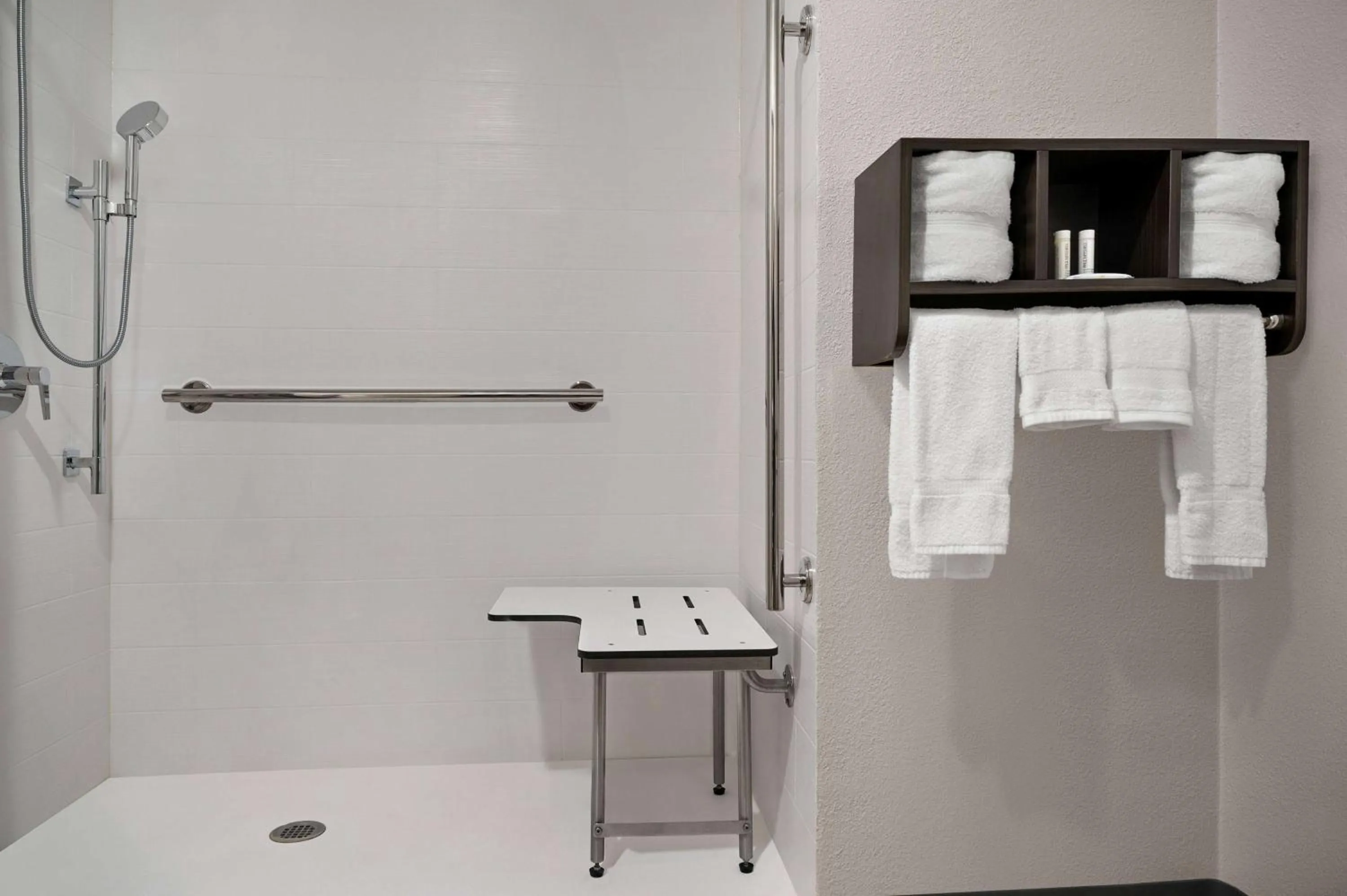 TV and multimedia in La Quinta Inn by Wyndham Columbus Dublin