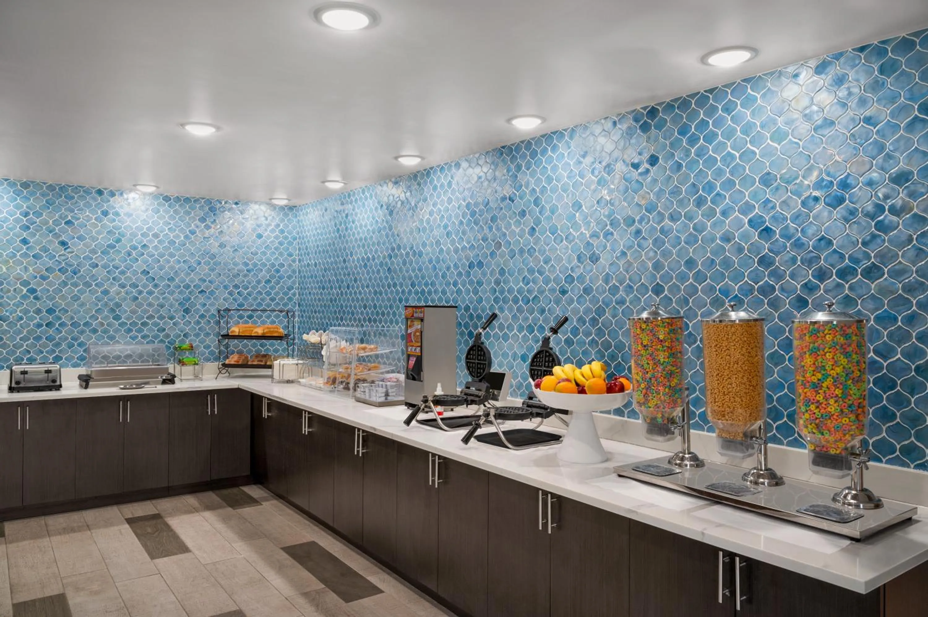 Continental breakfast in La Quinta Inn by Wyndham Columbus Dublin