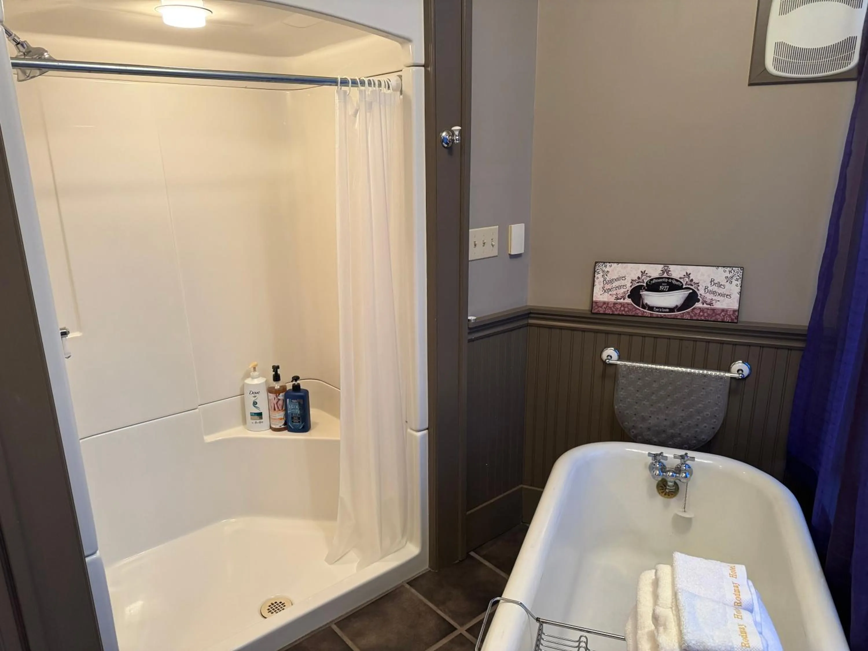 Shower in Rodmay Hotel