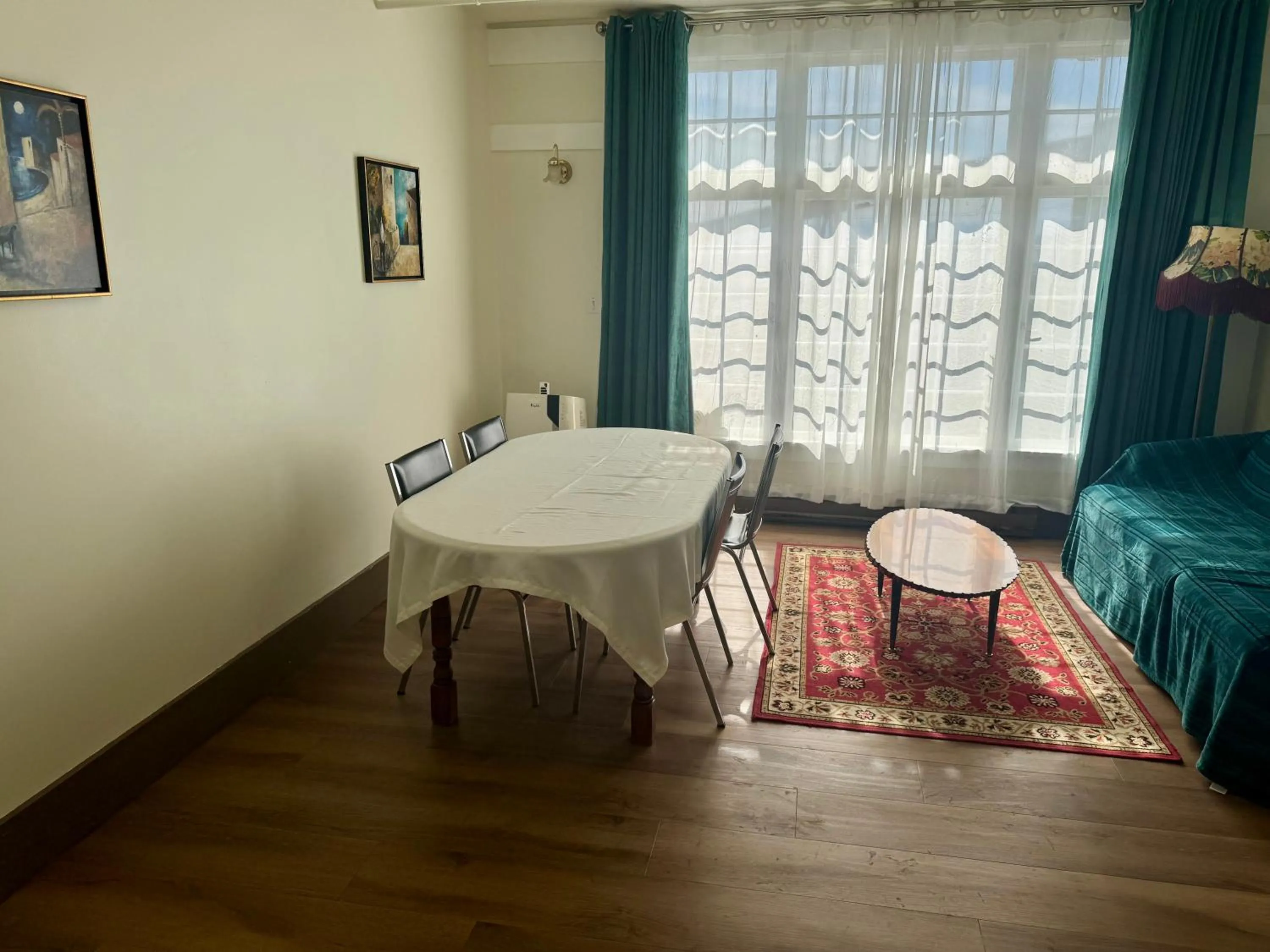 Living room, Bed in Rodmay Hotel