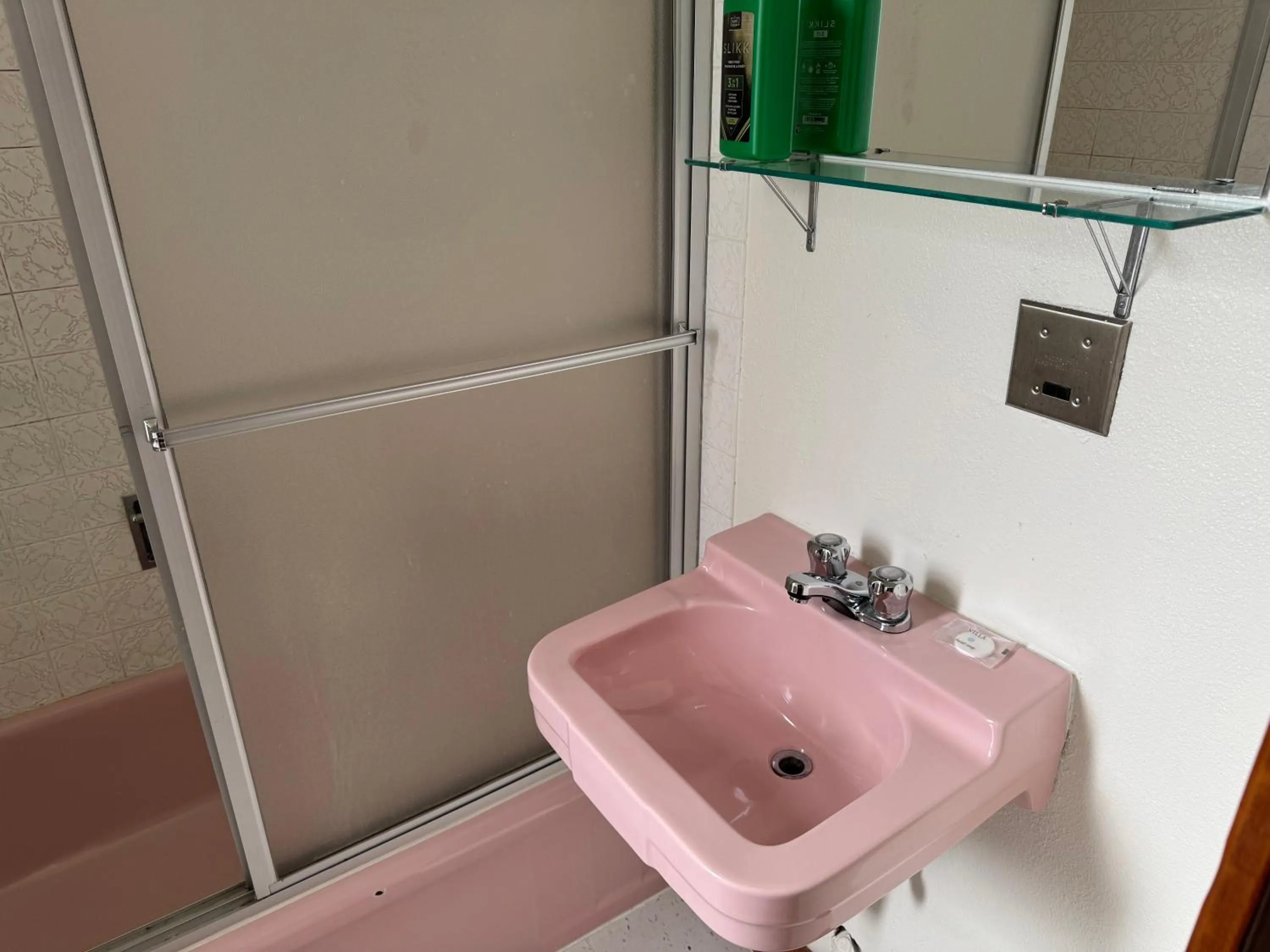 Bathroom in Rodmay Hotel