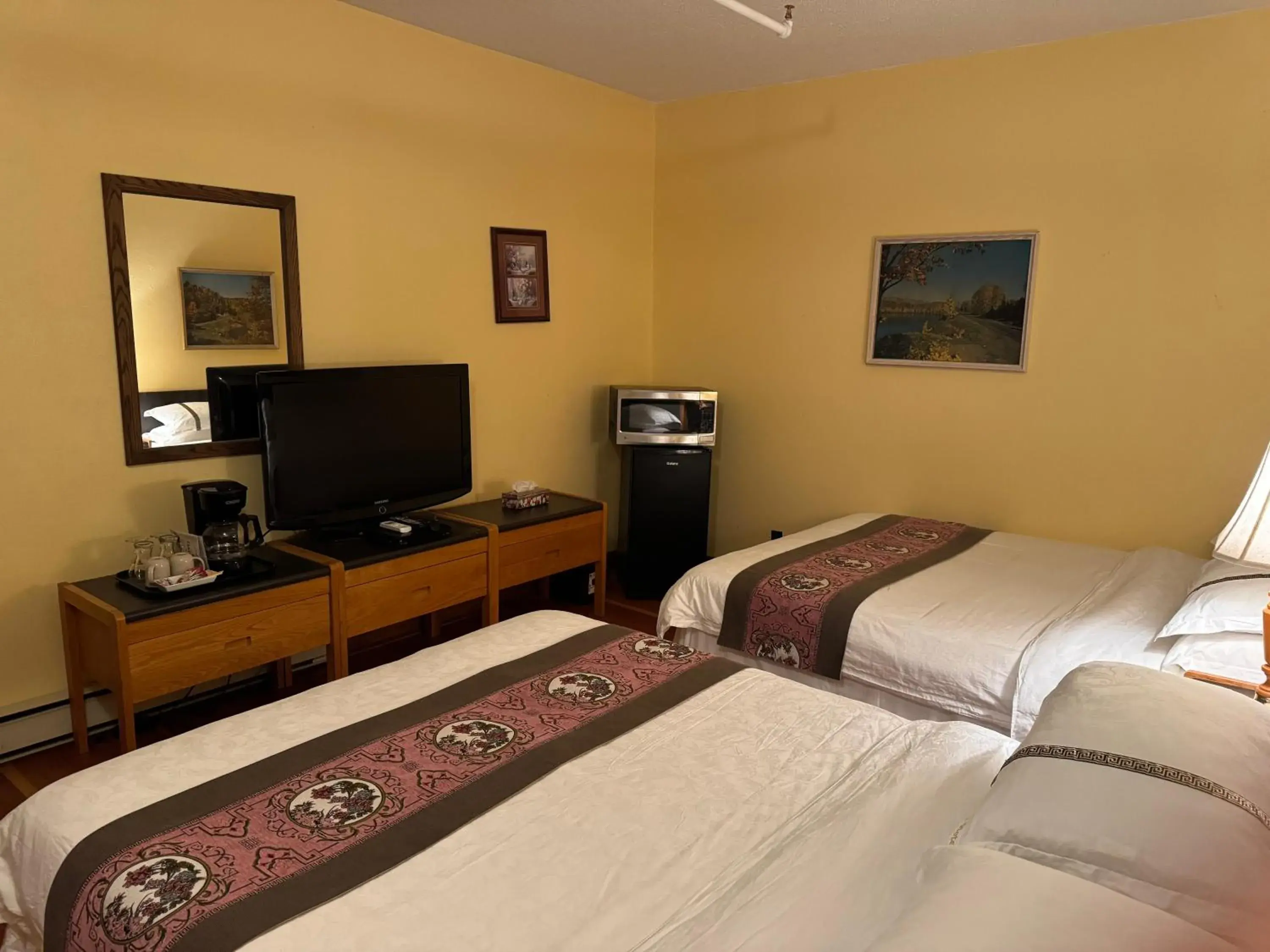 Queen Room with Two Queen Beds in Rodmay Hotel Queen Room with Two Queen Beds in Rodmay Hotel