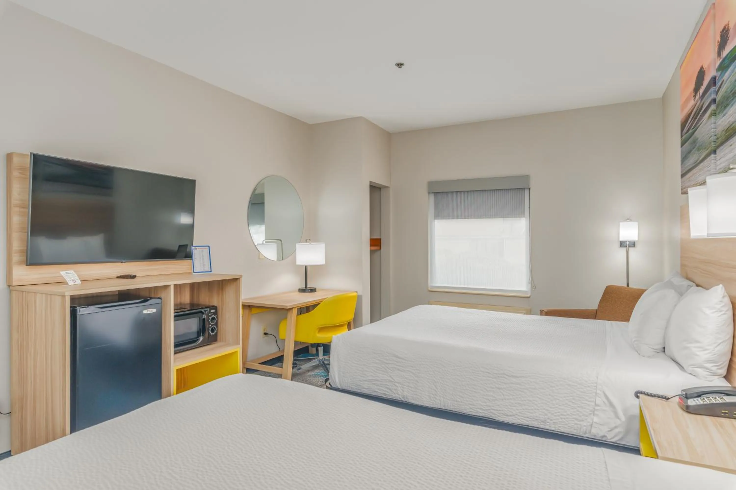 Bedroom, Bed in Days Inn & Suites by Wyndham Prattville-Montgomery
