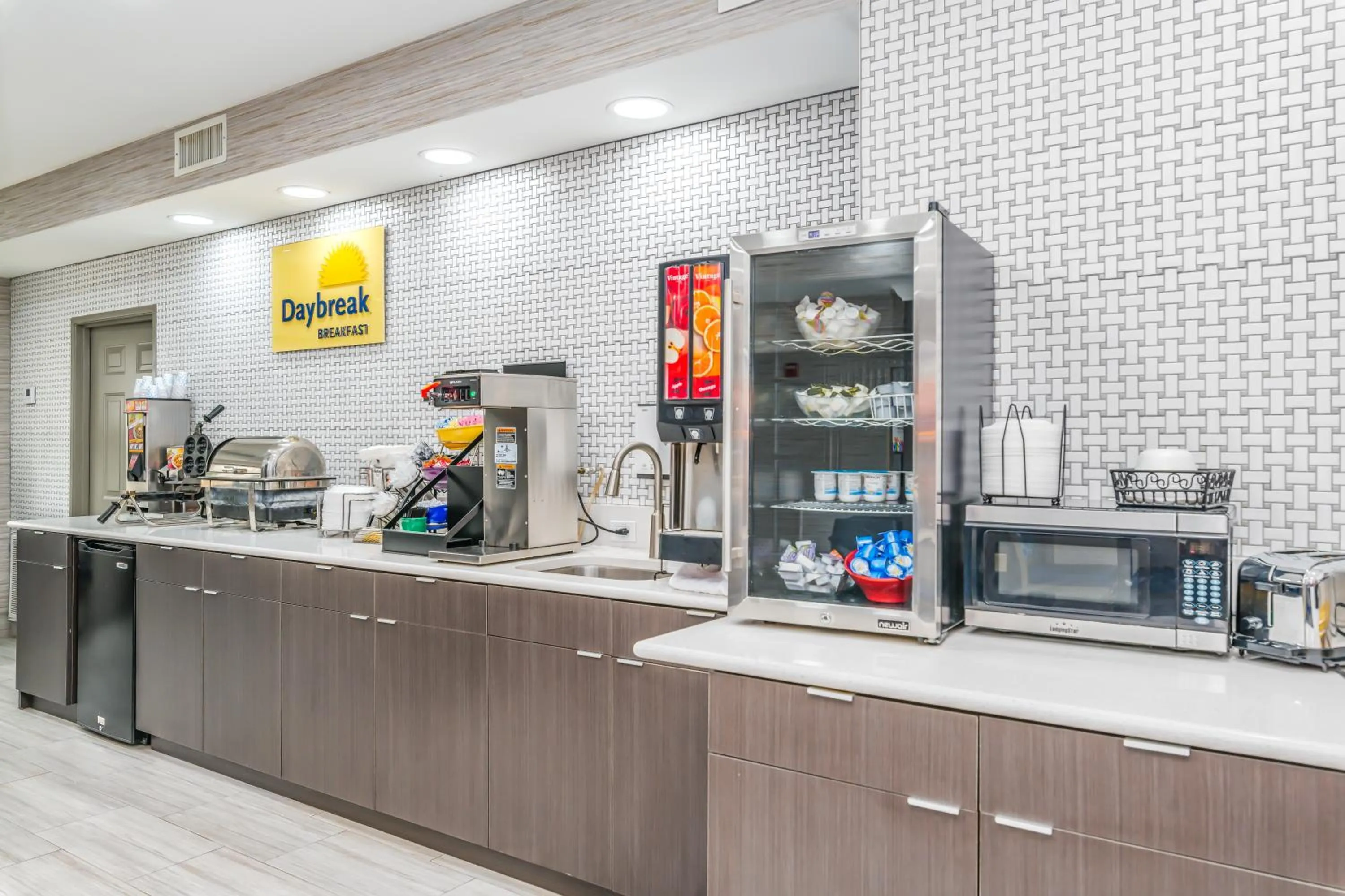 Breakfast in Days Inn & Suites by Wyndham Prattville-Montgomery