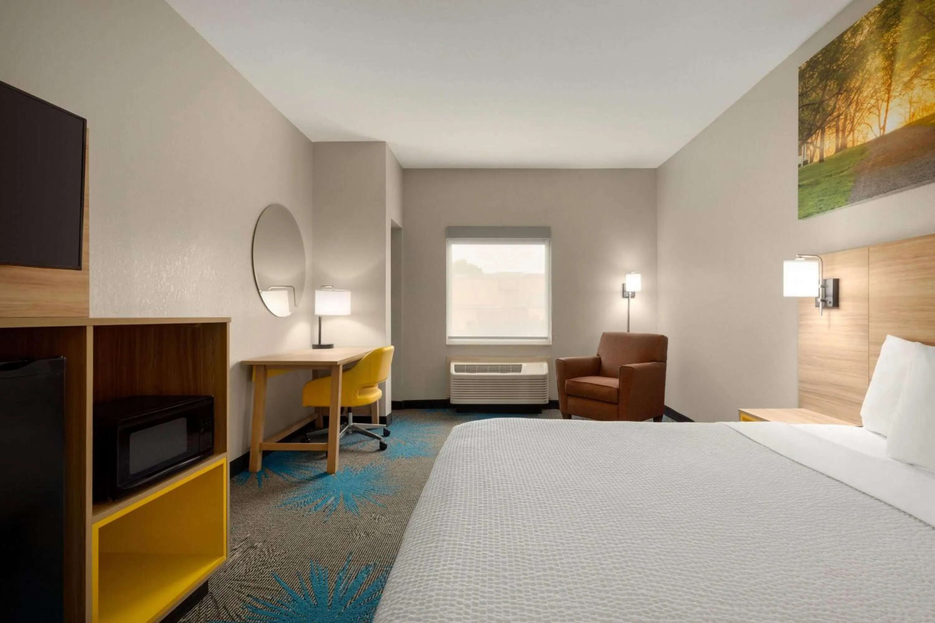 Photo of the whole room, Bed in Days Inn & Suites by Wyndham Prattville-Montgomery
