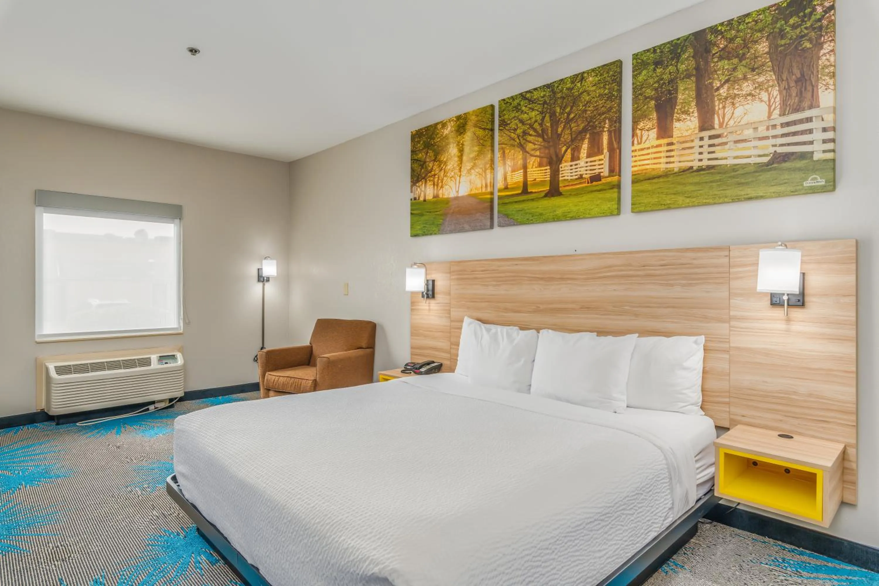 Bedroom, Bed in Days Inn & Suites by Wyndham Prattville-Montgomery