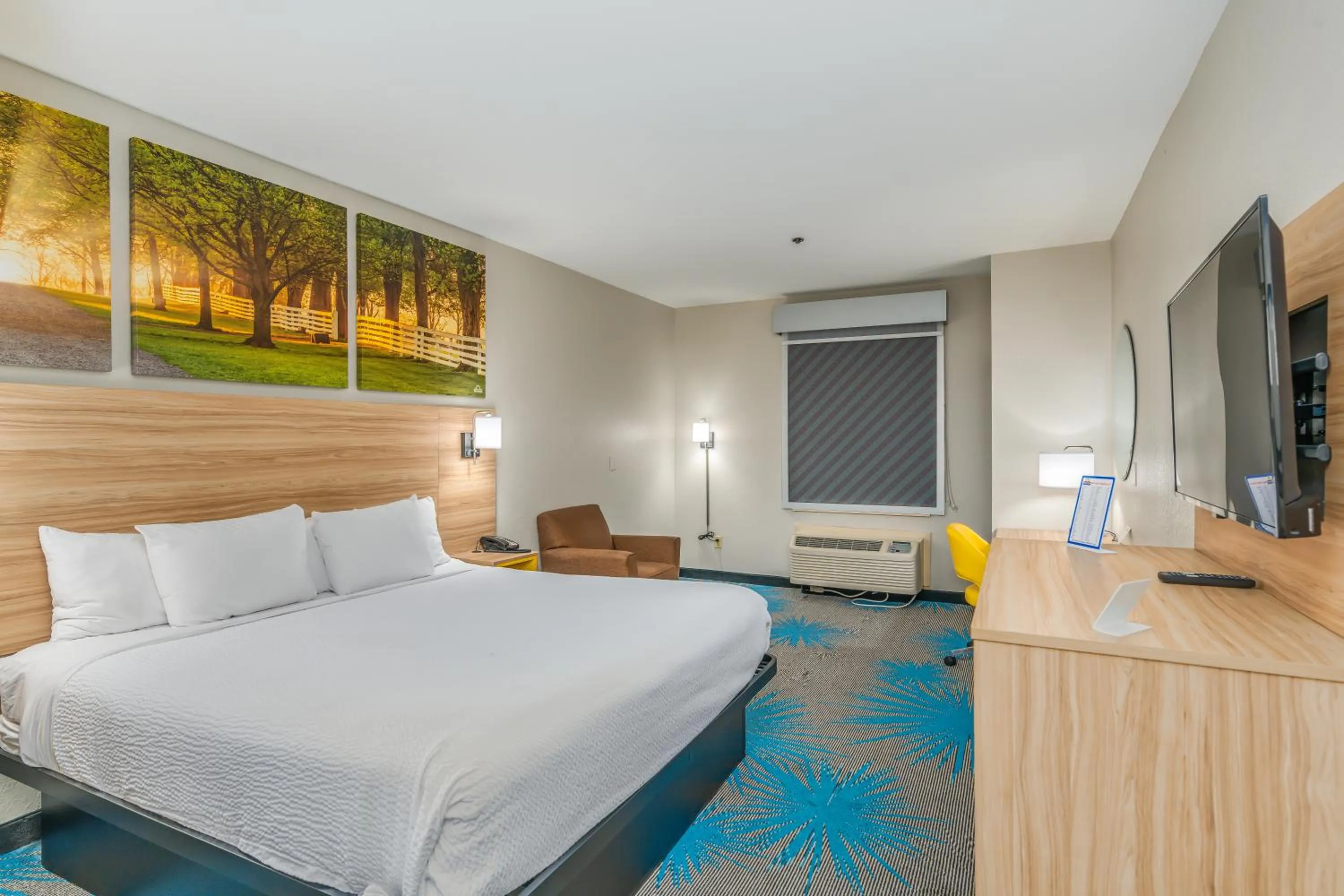Bedroom, Bed in Days Inn & Suites by Wyndham Prattville-Montgomery