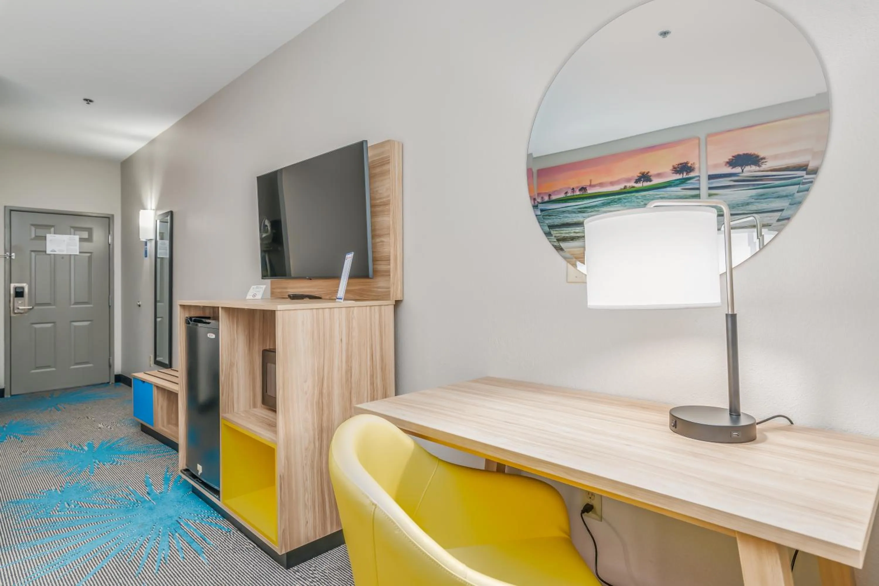 Bedroom in Days Inn & Suites by Wyndham Prattville-Montgomery