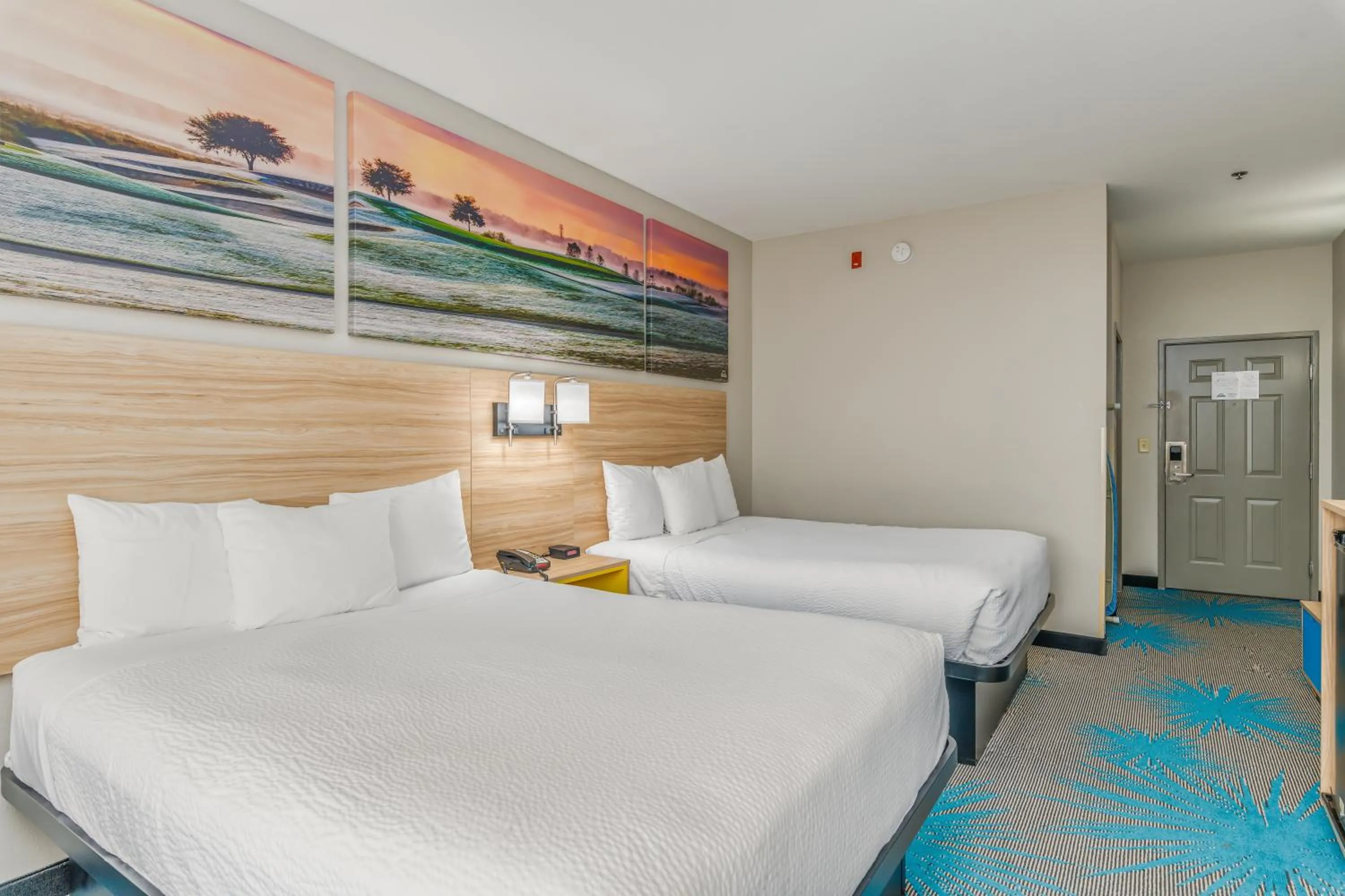Bedroom, Bed in Days Inn & Suites by Wyndham Prattville-Montgomery