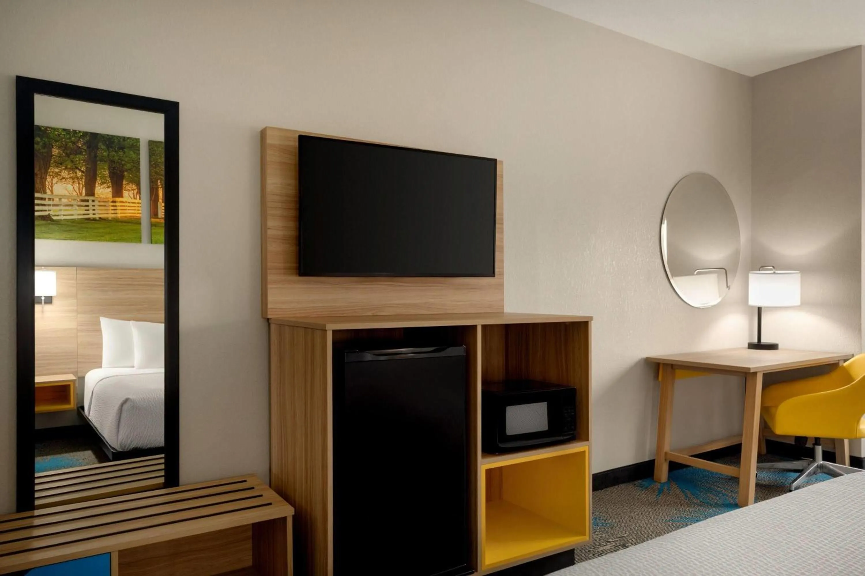 Photo of the whole room, Bed in Days Inn & Suites by Wyndham Prattville-Montgomery