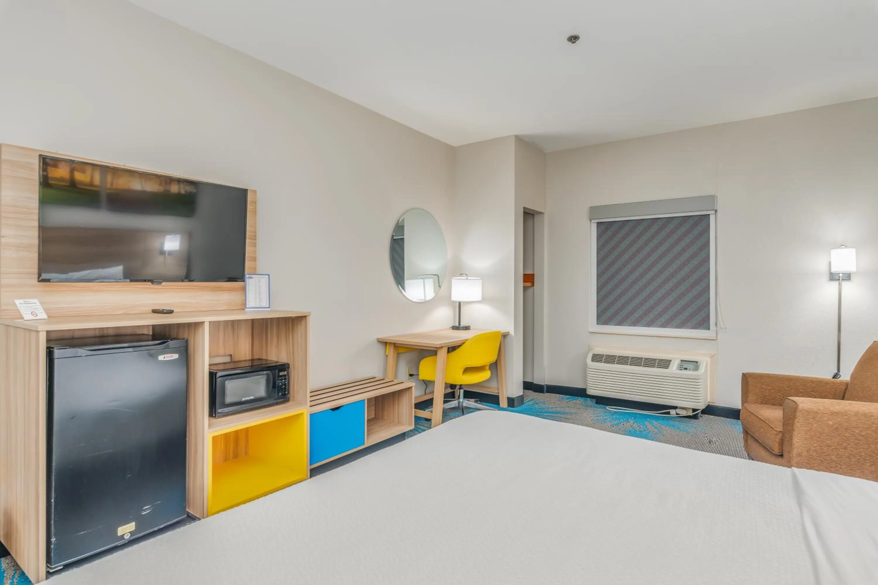 Bedroom, Bed in Days Inn & Suites by Wyndham Prattville-Montgomery