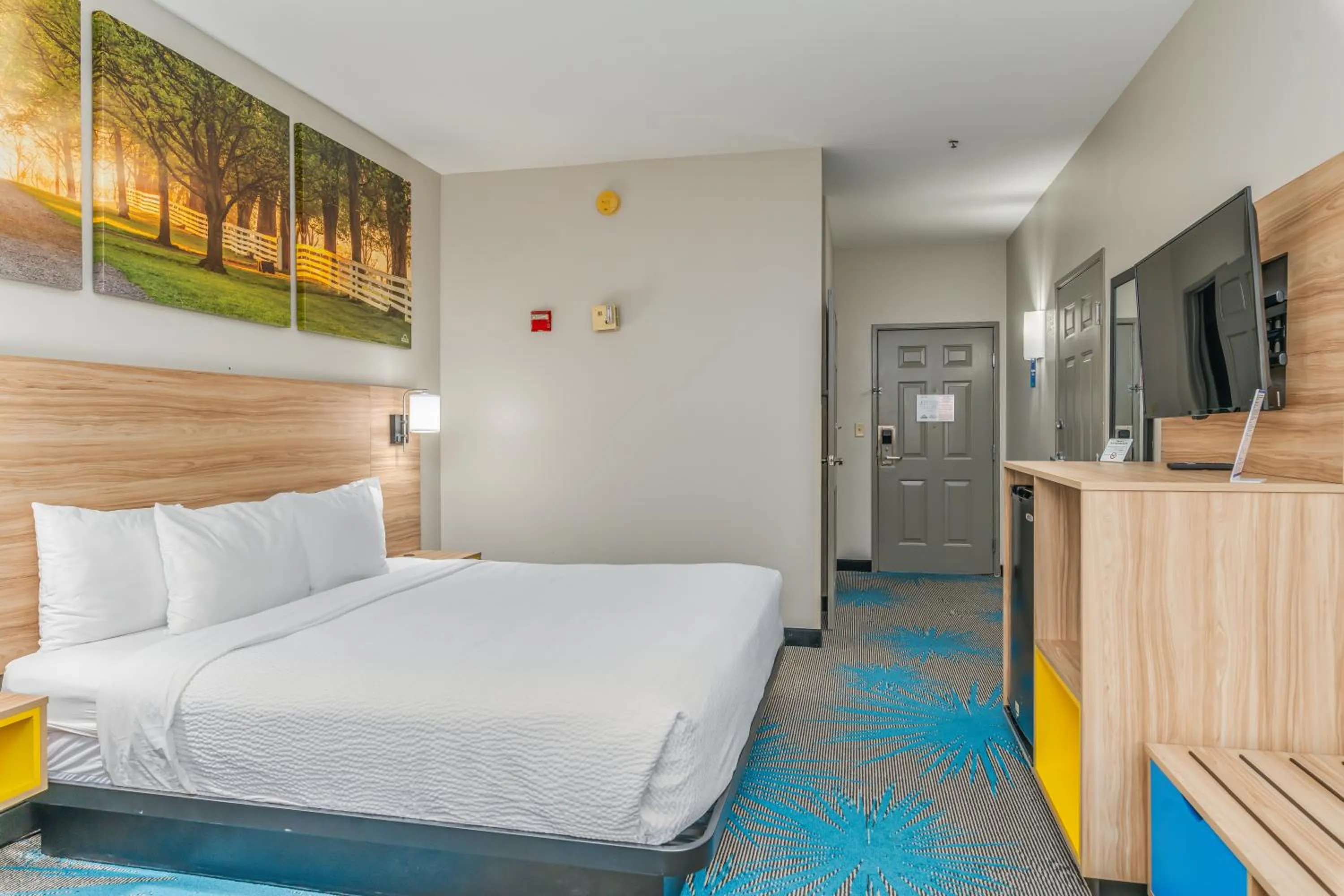 Bedroom, Bed in Days Inn & Suites by Wyndham Prattville-Montgomery