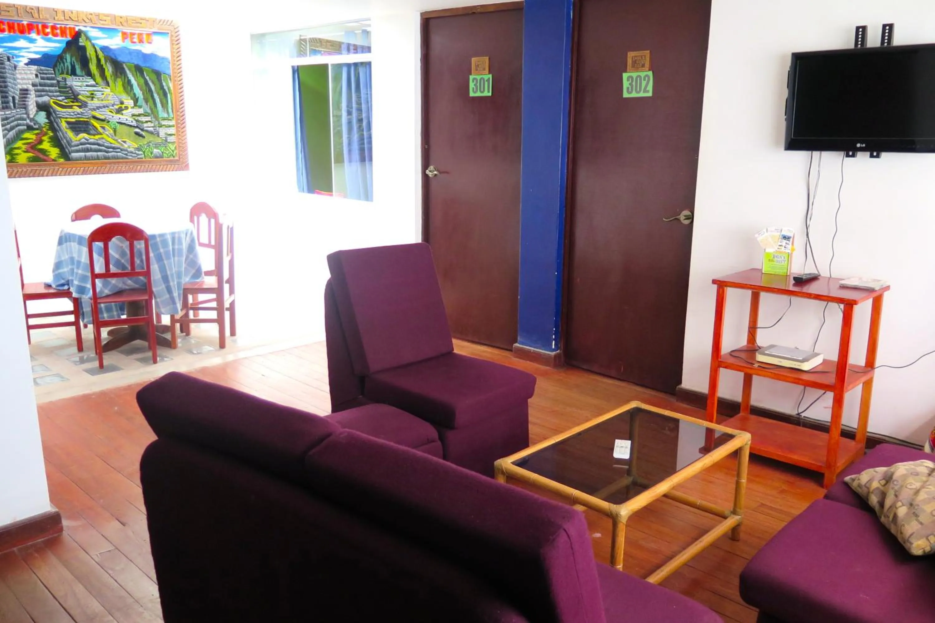 Communal lounge/ TV room in Inka's Rest Hostel