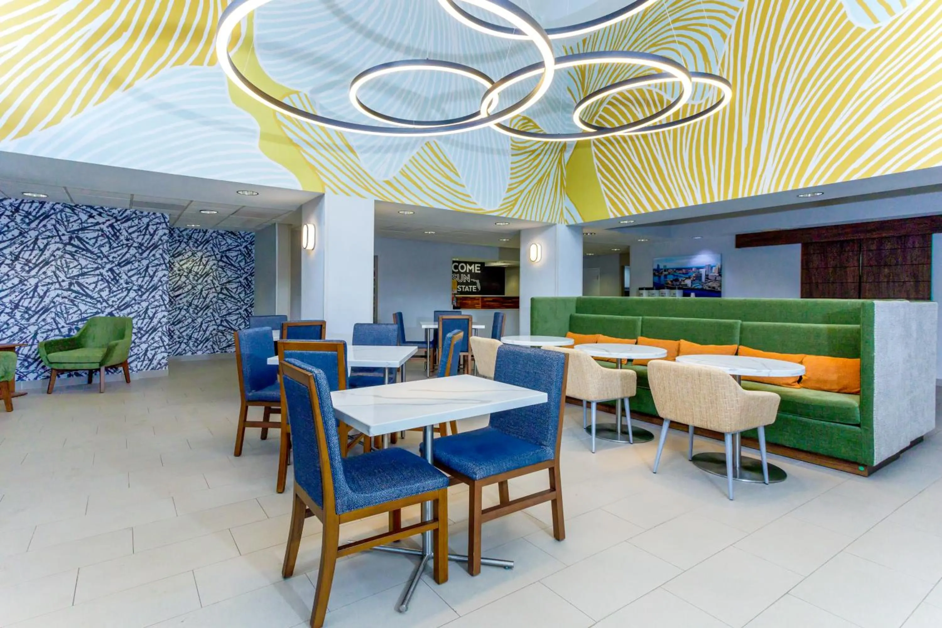 Seating area in Hampton Inn Jacksonville - I-95 Central