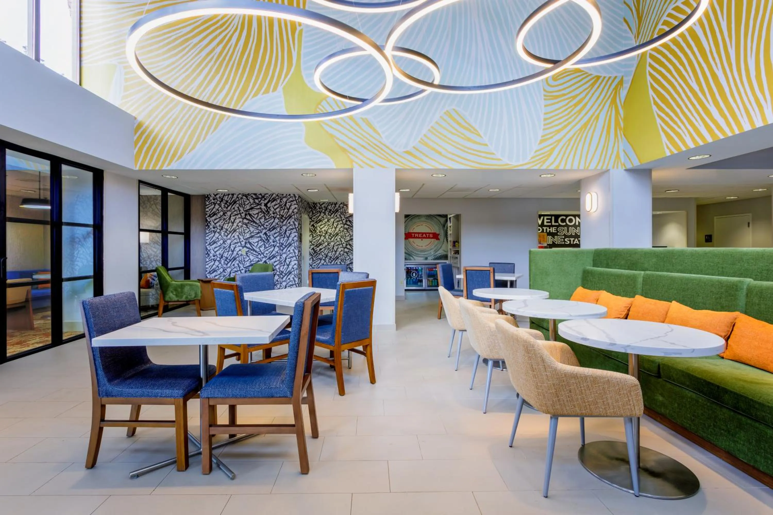 Seating area in Hampton Inn Jacksonville - I-95 Central