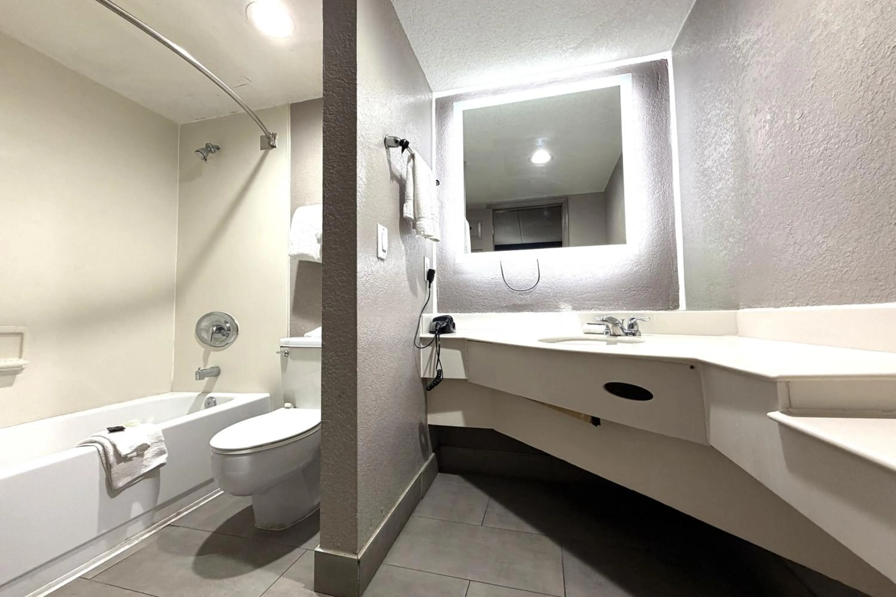 Bathroom in Townhouse Garden Inn & Suites San Antonio I 35