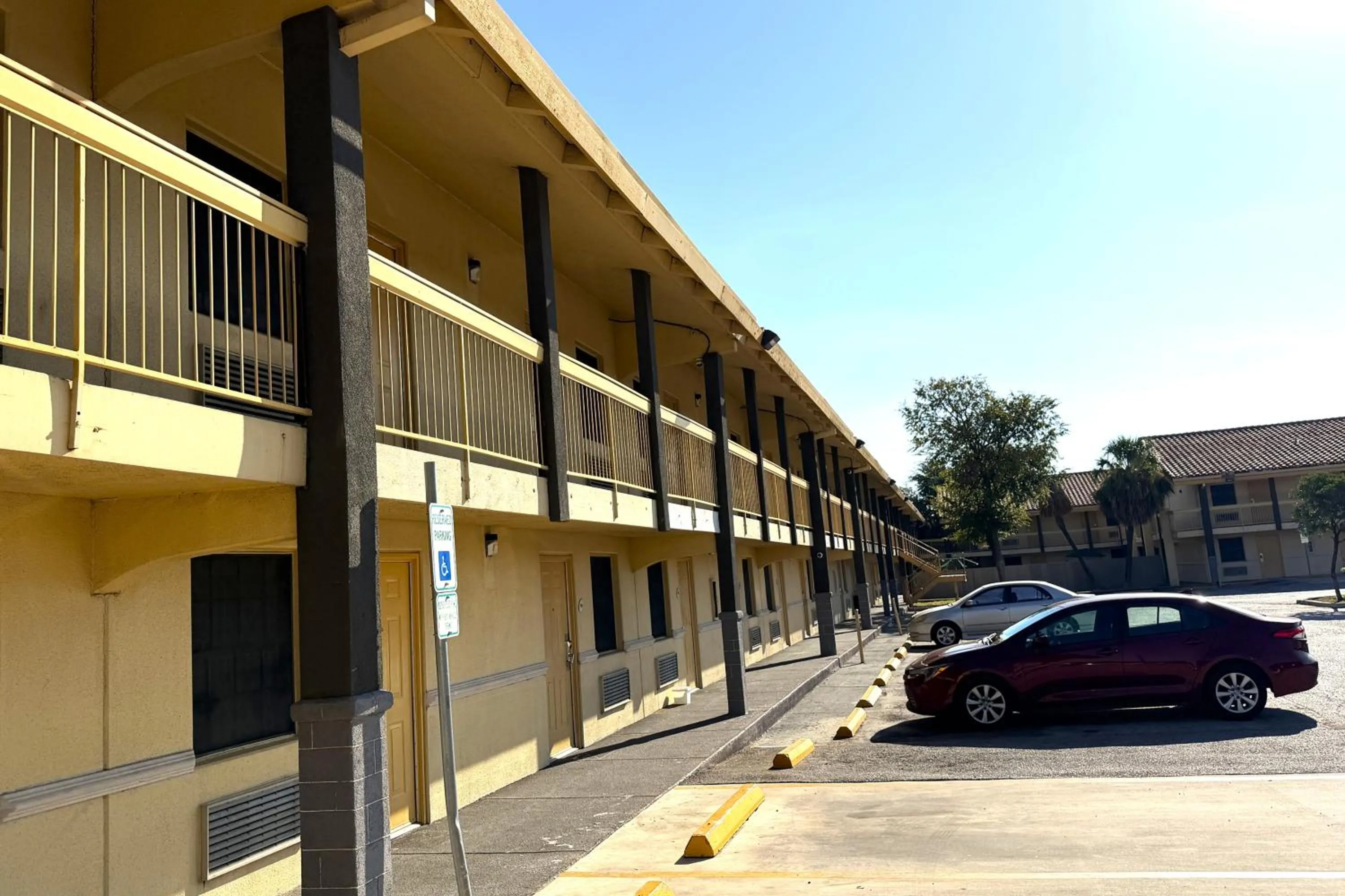 Parking in Townhouse Garden Inn & Suites San Antonio I 35