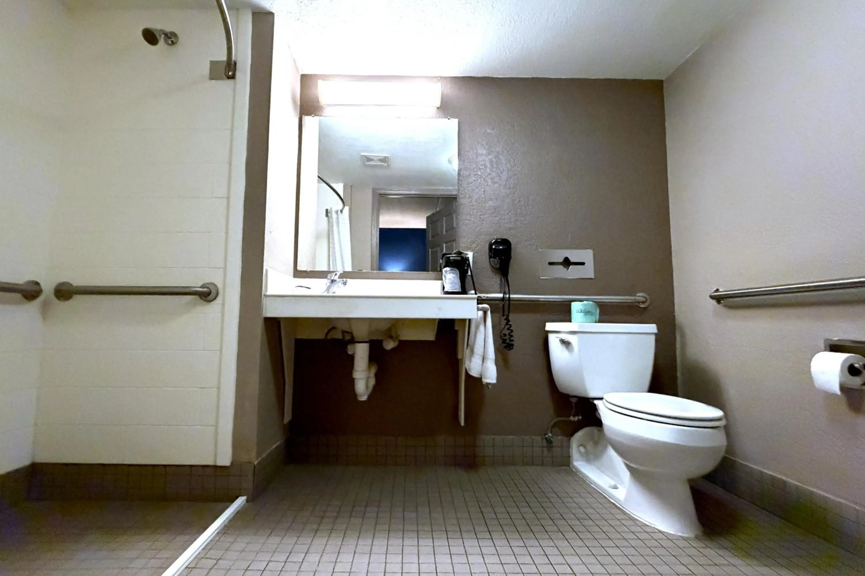 Bathroom in Townhouse Garden Inn & Suites San Antonio I 35