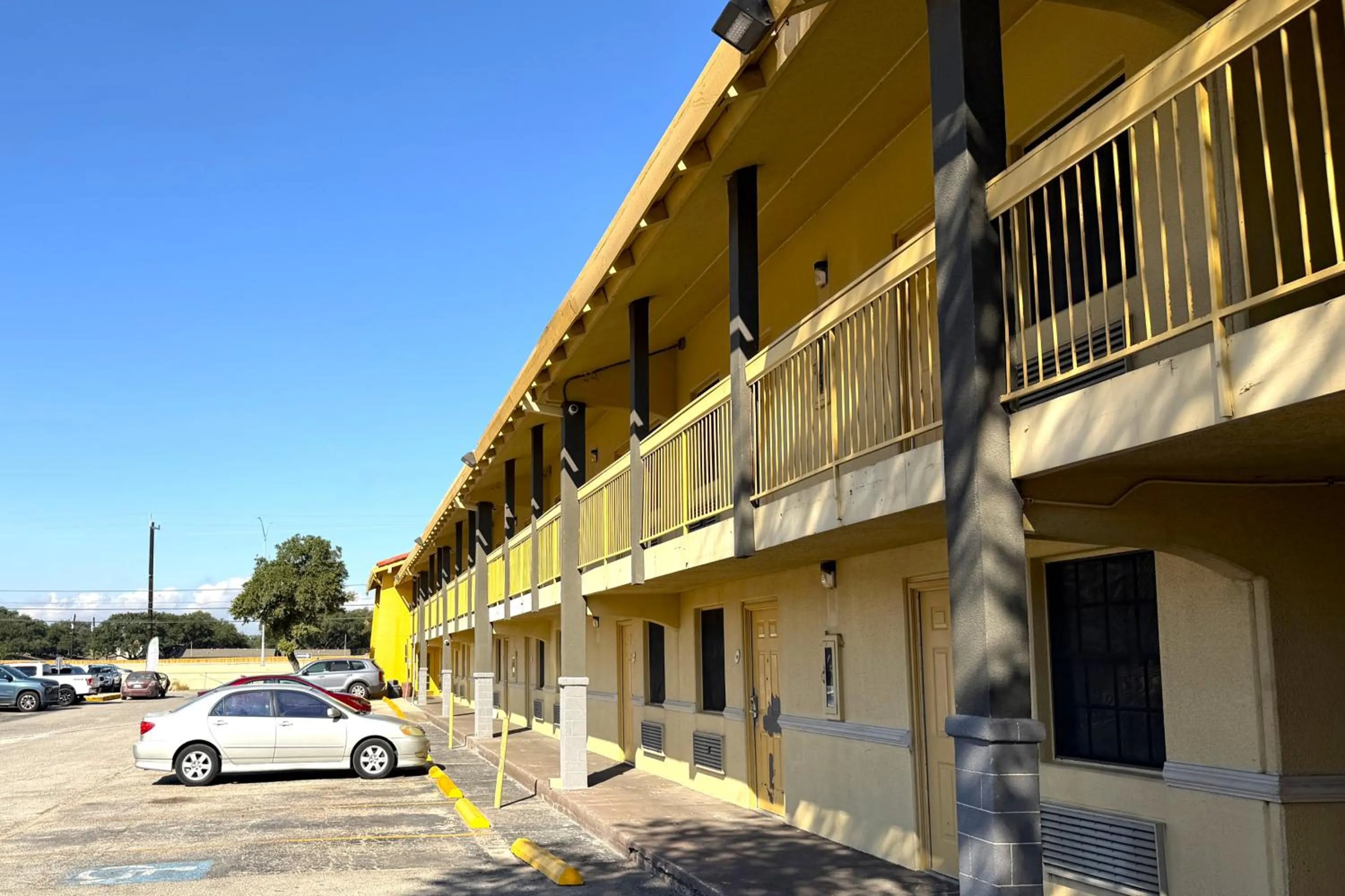 Parking in Townhouse Garden Inn & Suites San Antonio I 35