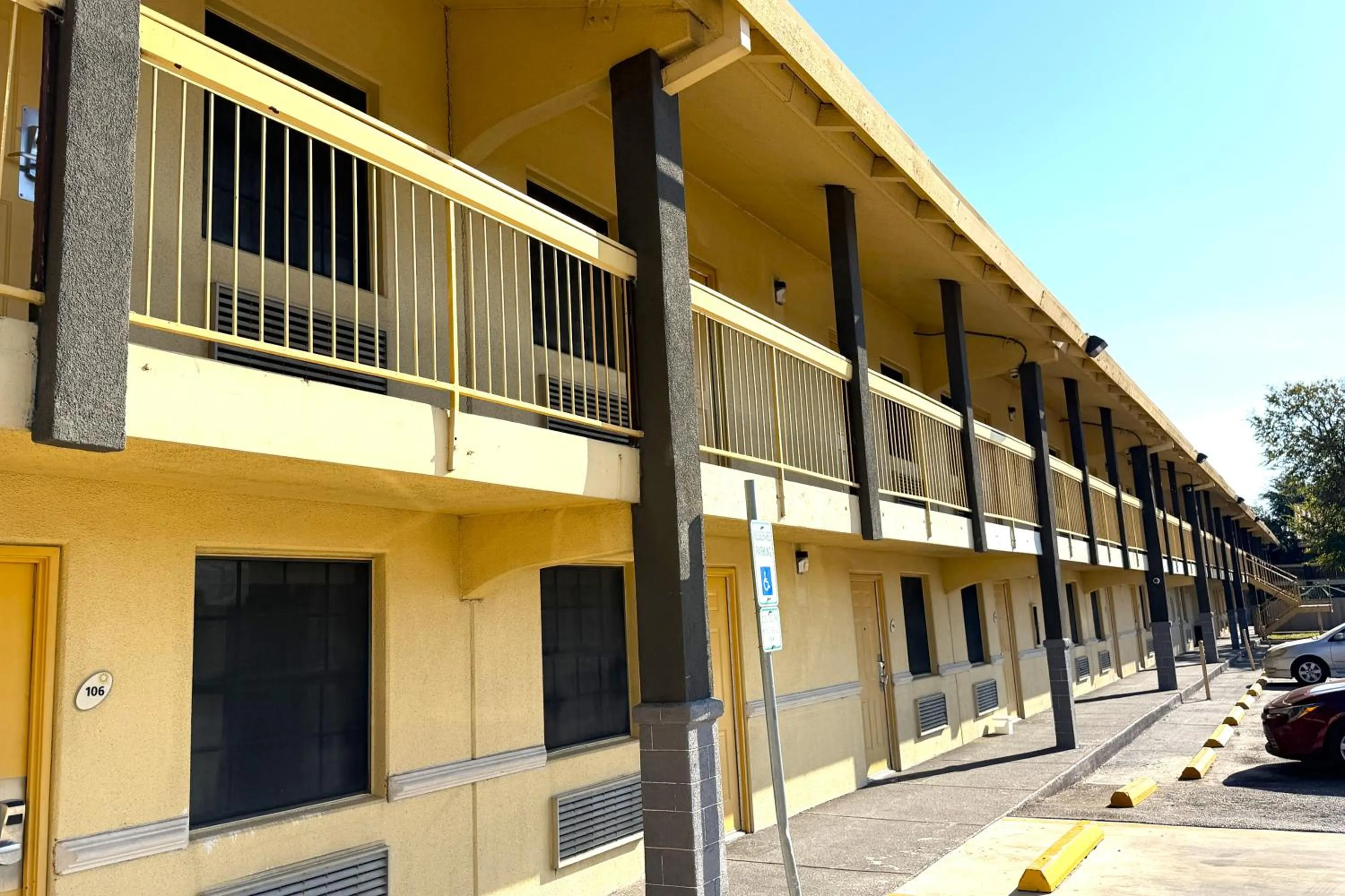 Parking in Townhouse Garden Inn & Suites San Antonio I 35