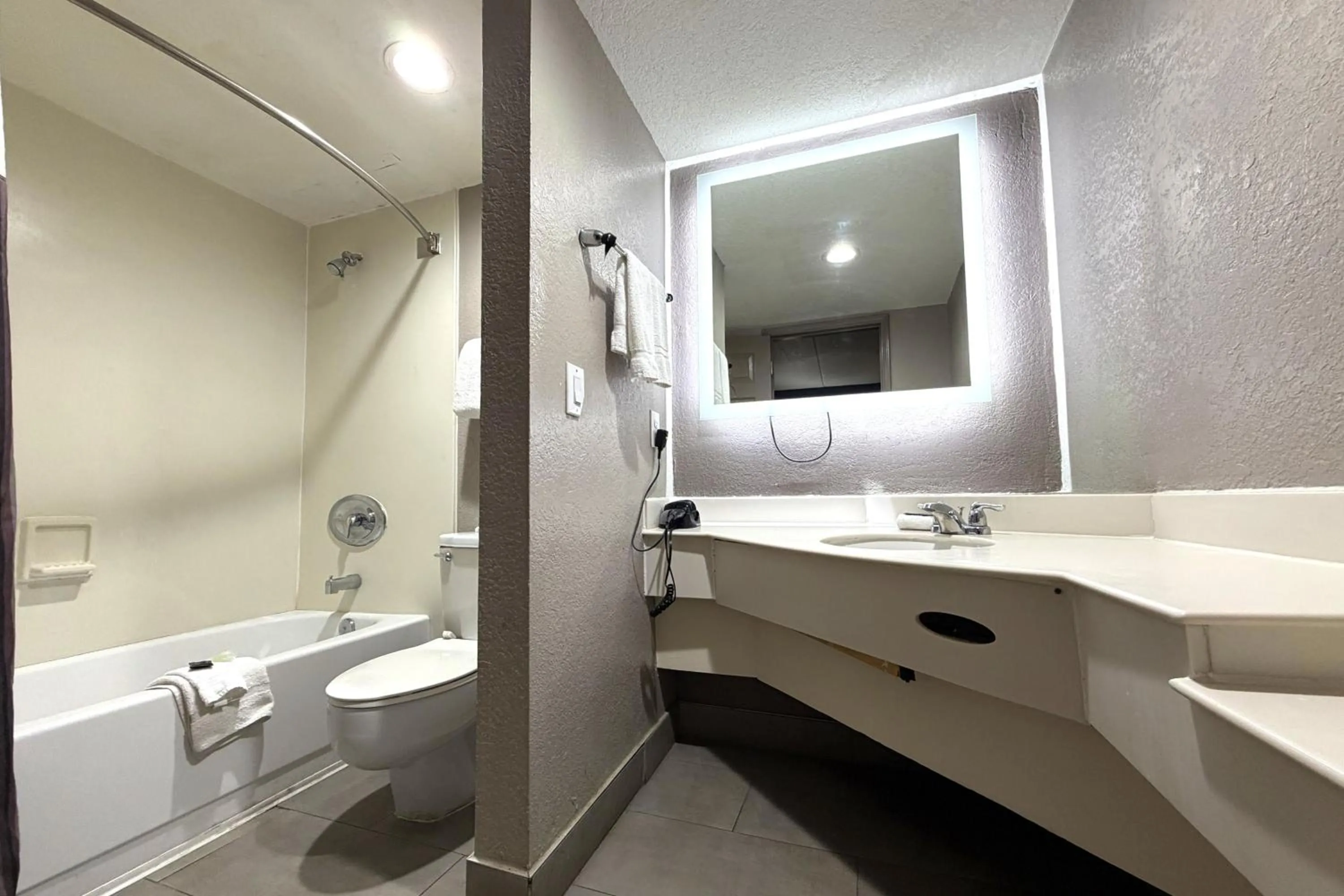 Bathroom in Townhouse Garden Inn & Suites San Antonio I 35