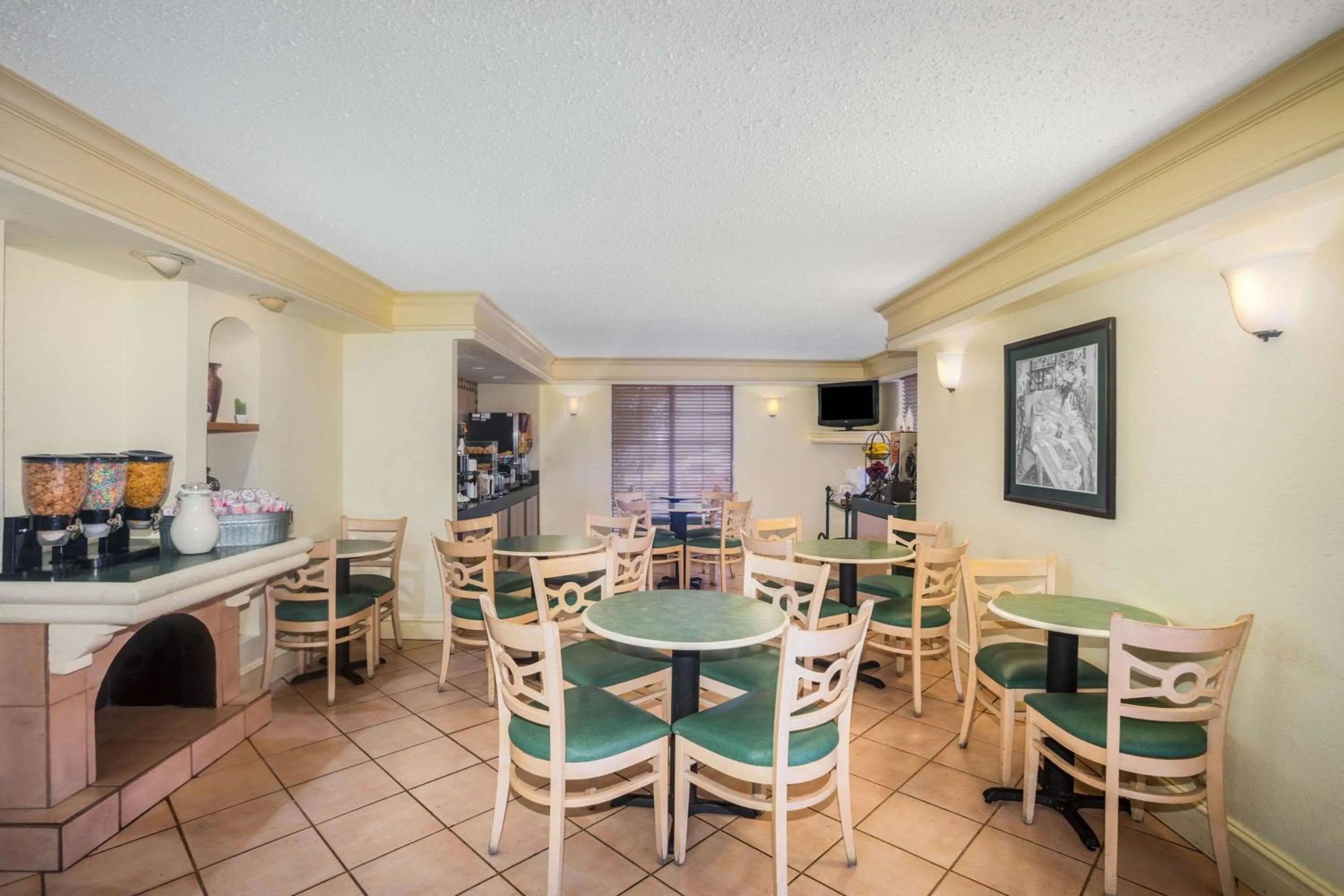 Restaurant/places to eat in Super 8 by Wyndham Eagle Pass