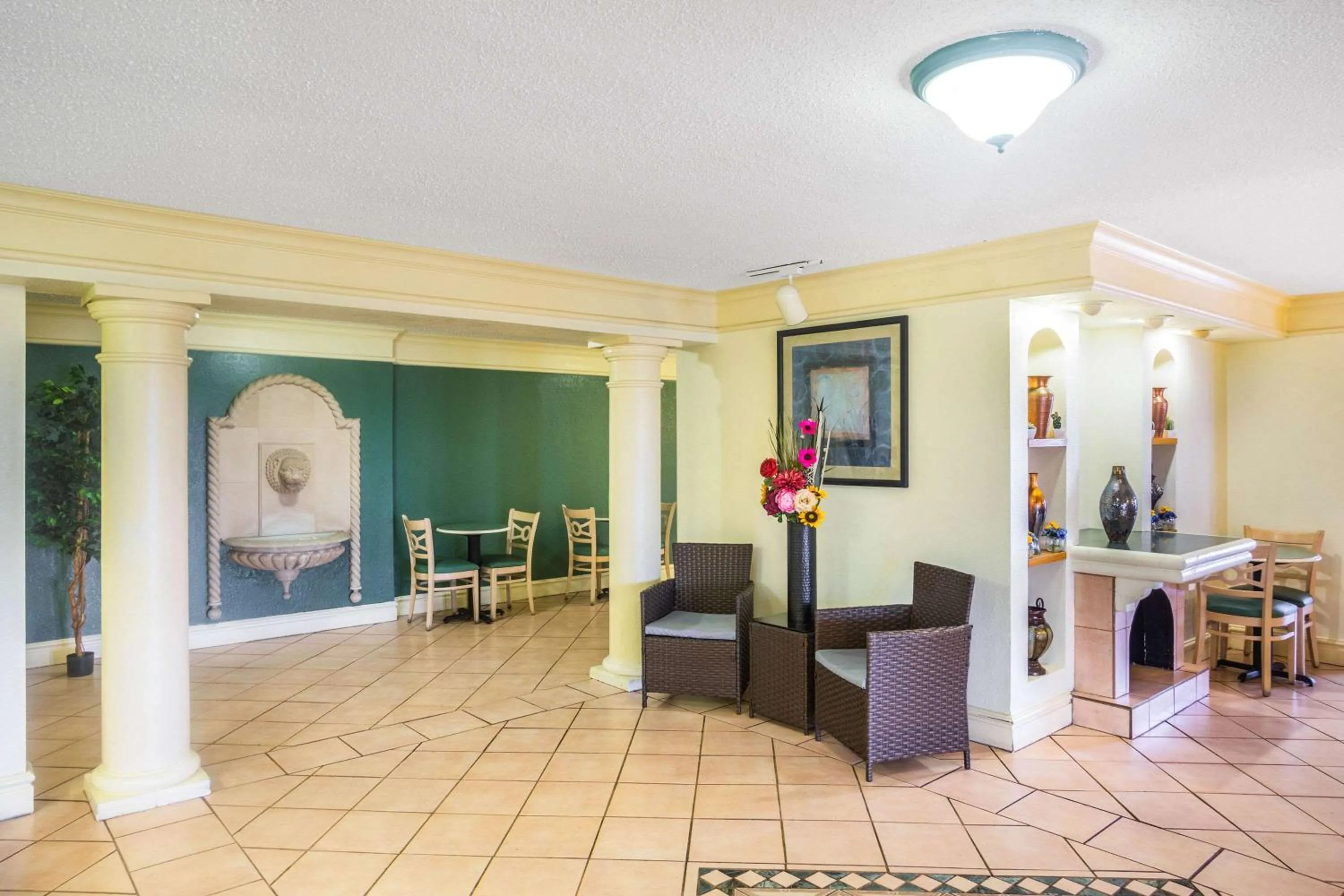 Lobby or reception in Super 8 by Wyndham Eagle Pass