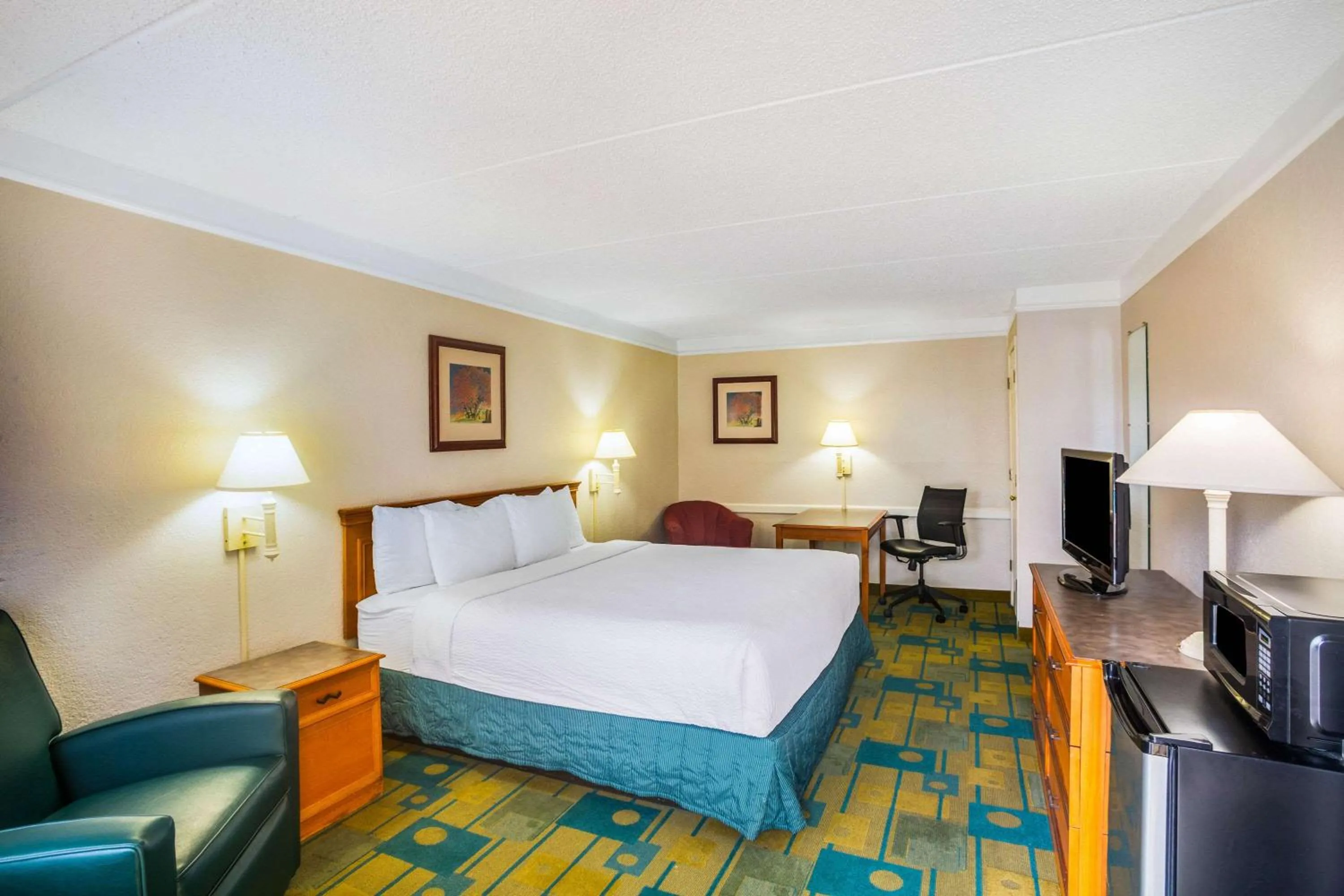 Bedroom, Bed in Super 8 by Wyndham Eagle Pass