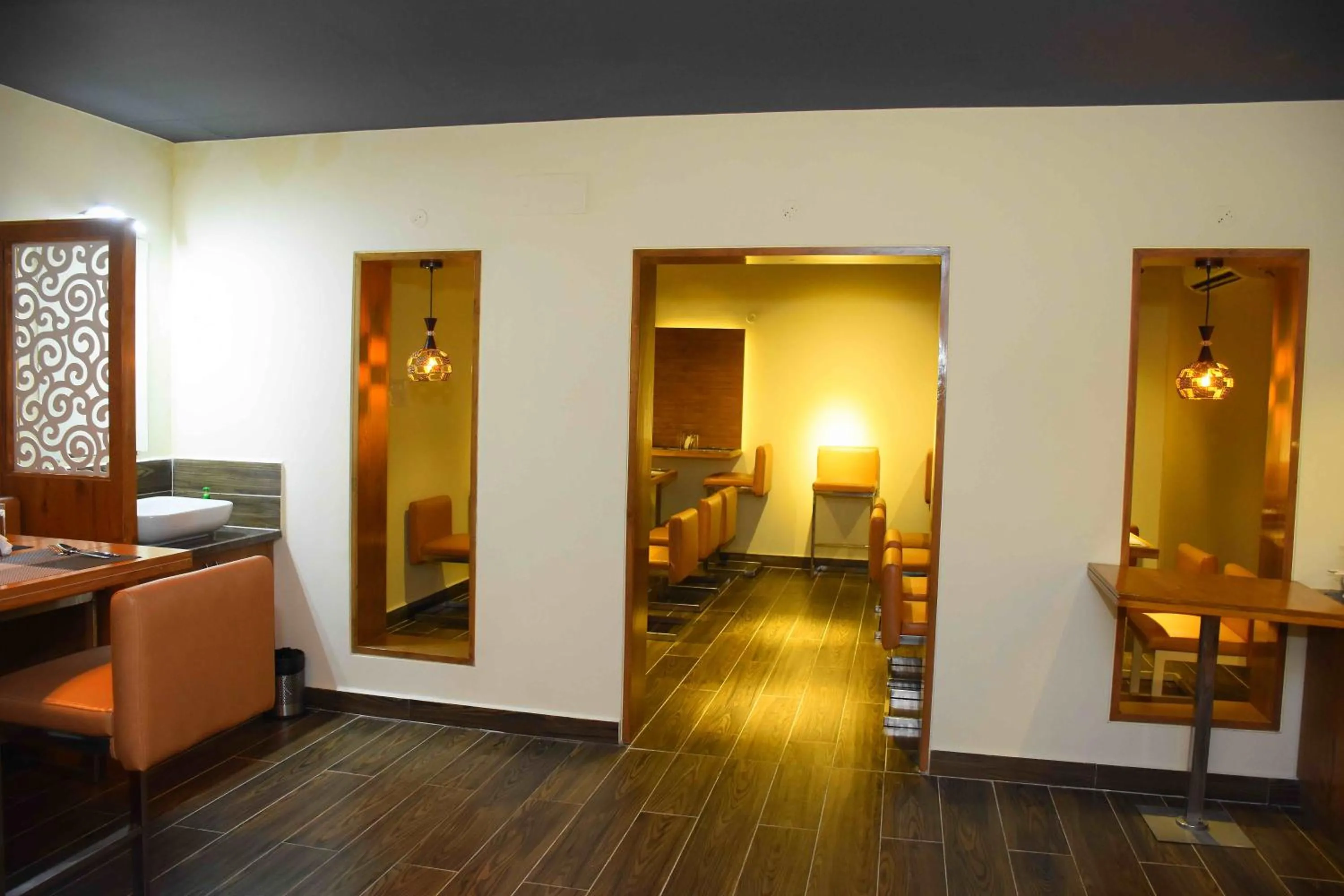 Restaurant/places to eat in HOTEL KEK GRAND PARK