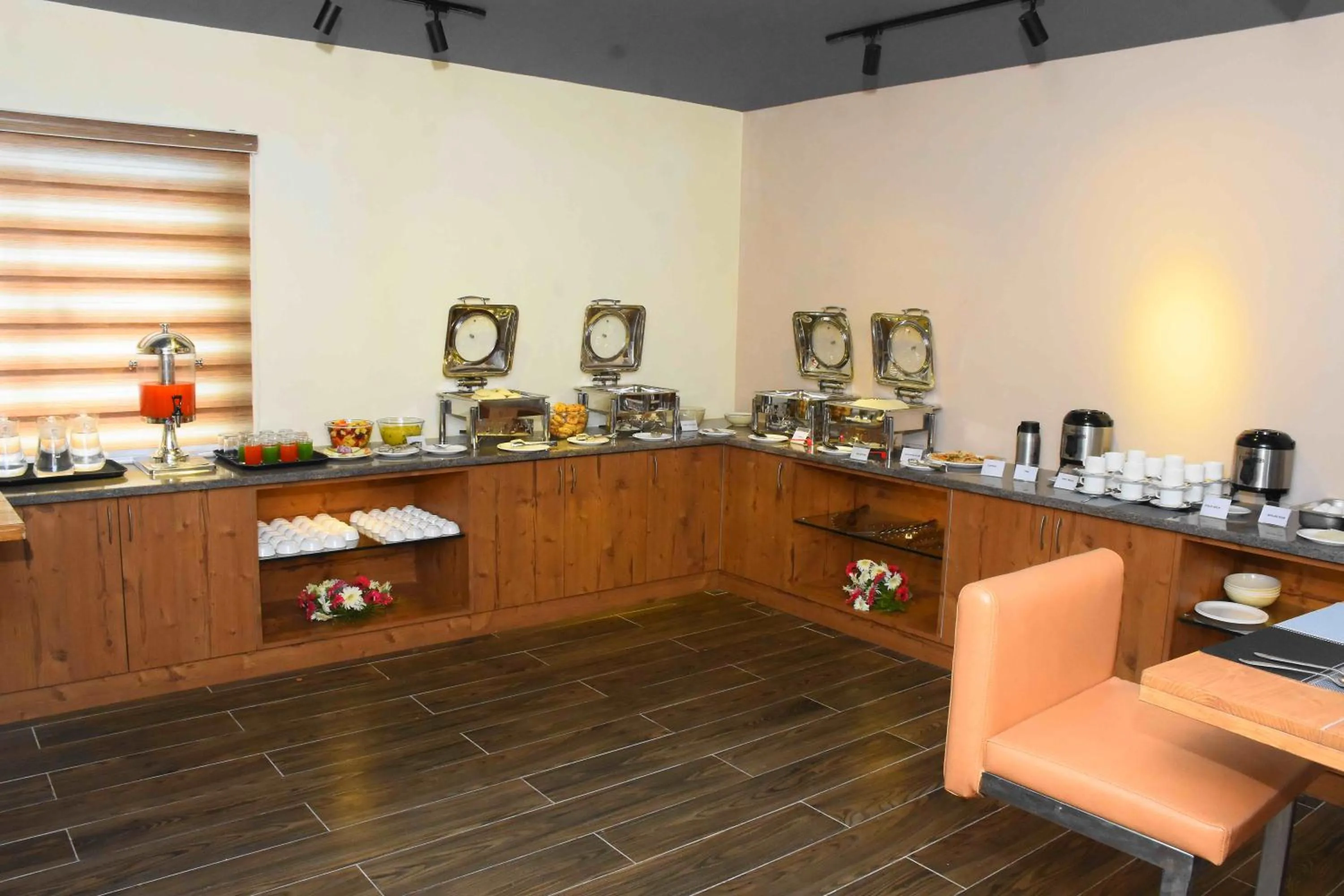 Restaurant/places to eat in HOTEL KEK GRAND PARK