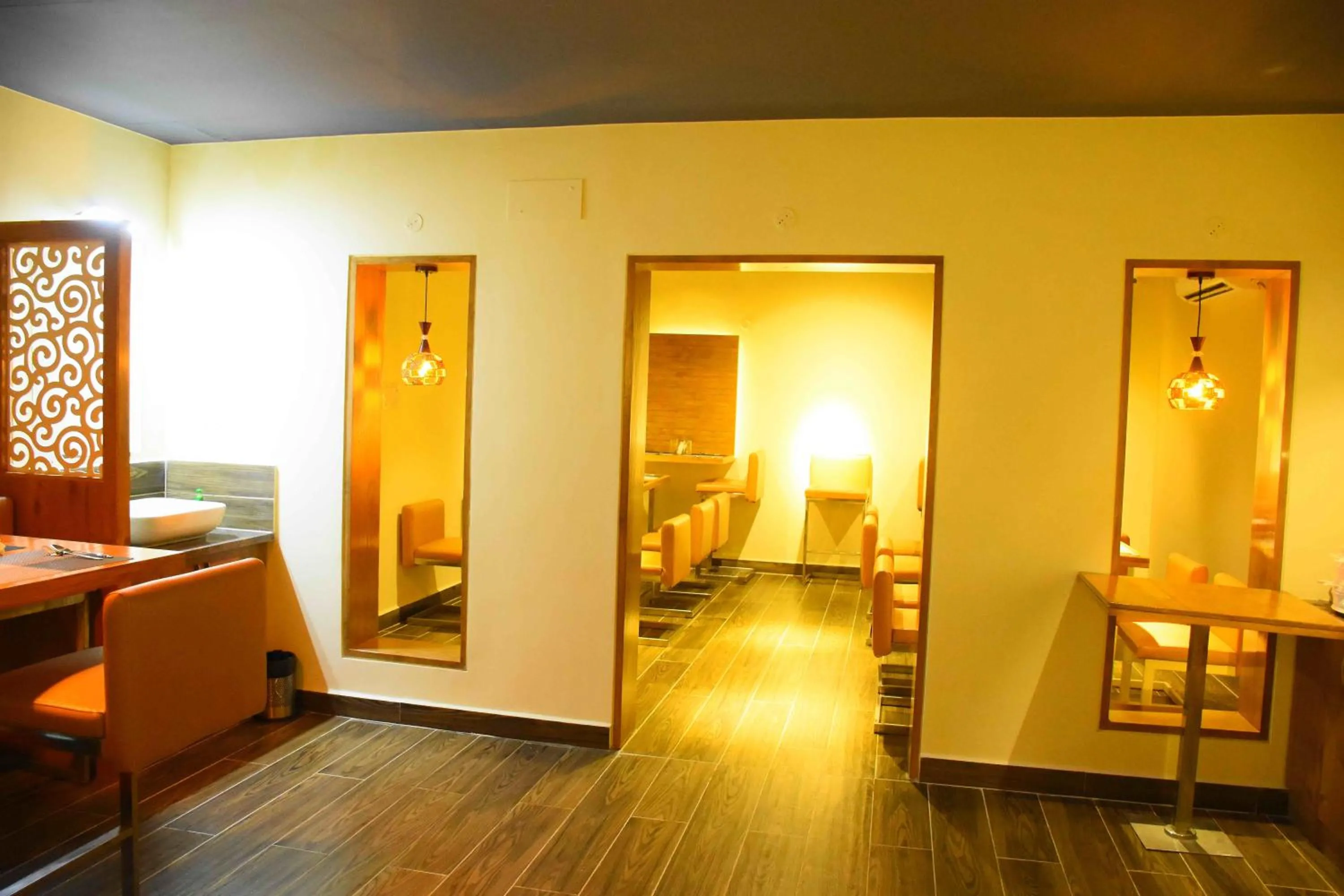 Restaurant/places to eat in HOTEL KEK GRAND PARK