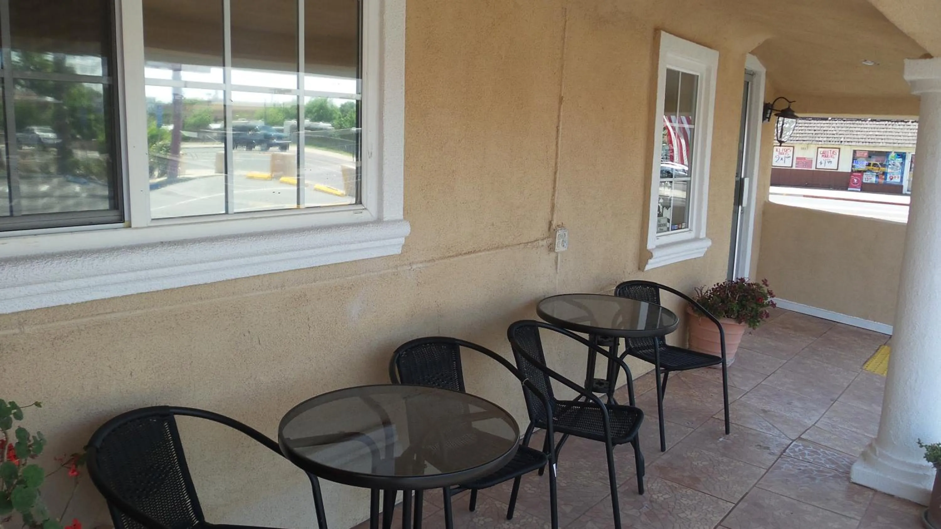 Seating area in Holiday Motel Oakdale