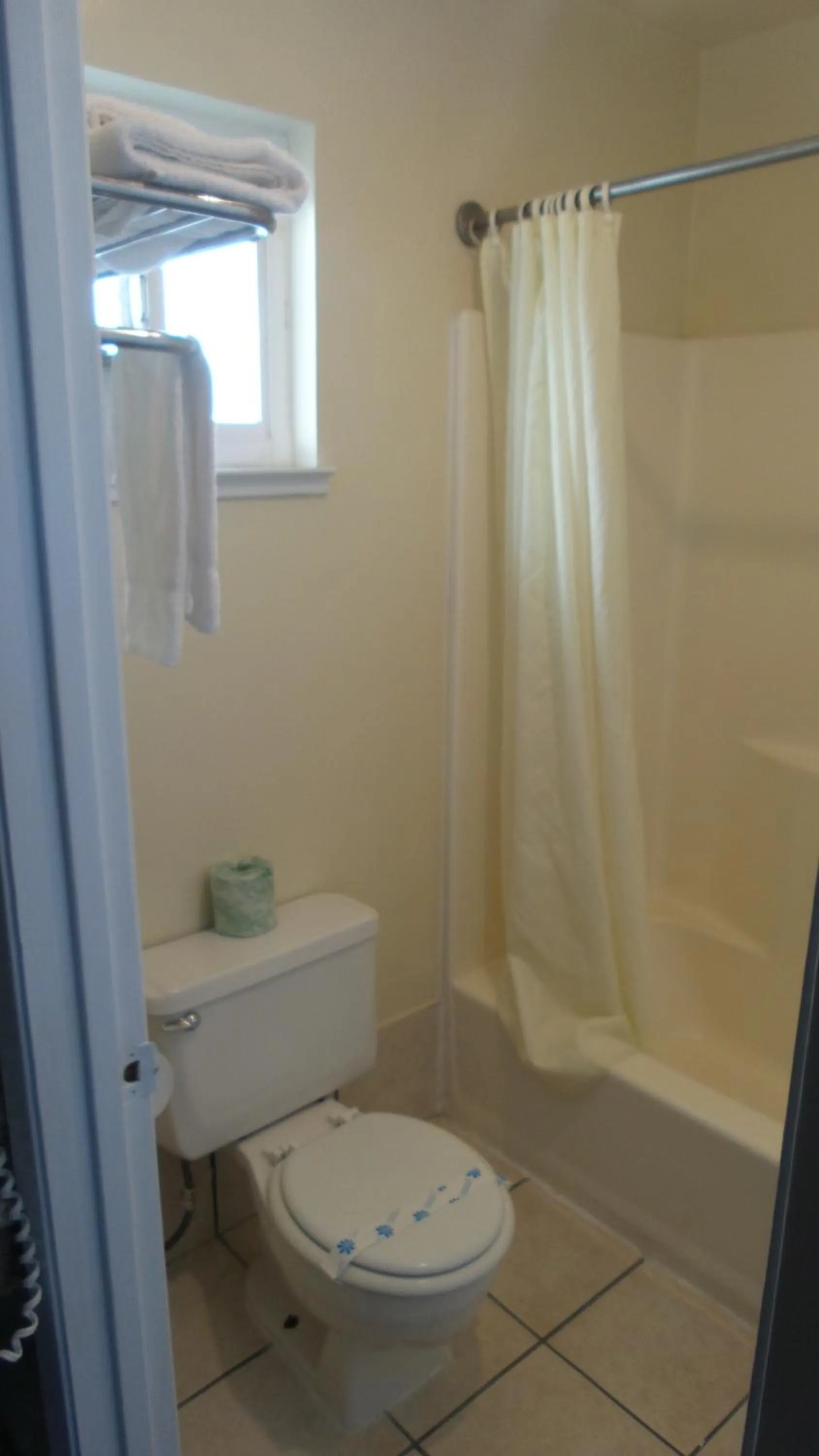 Bathroom in Holiday Motel Oakdale