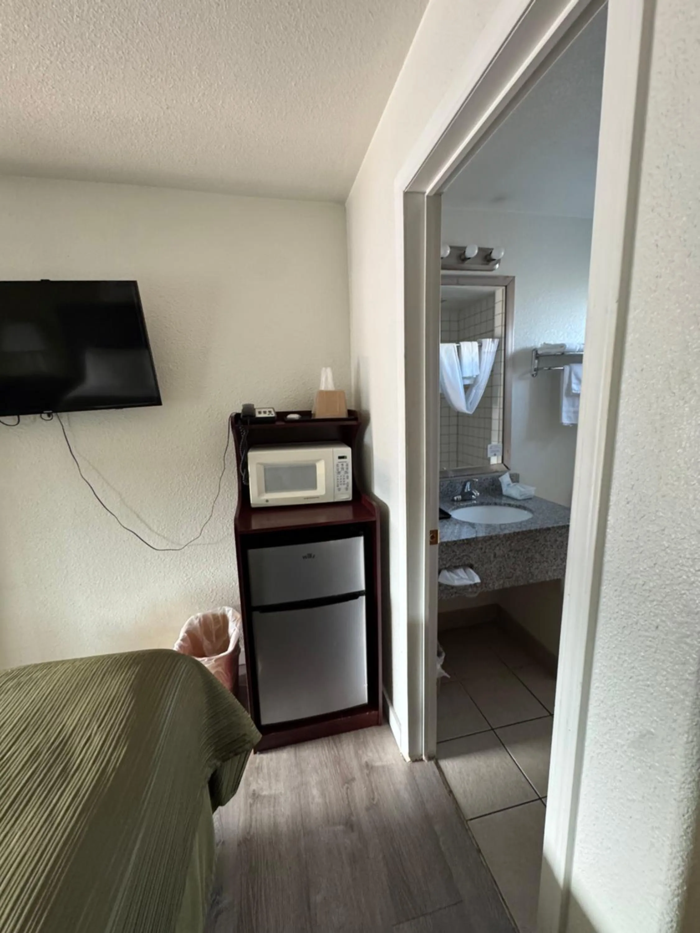 Bed in Sundowner Motel Sequim