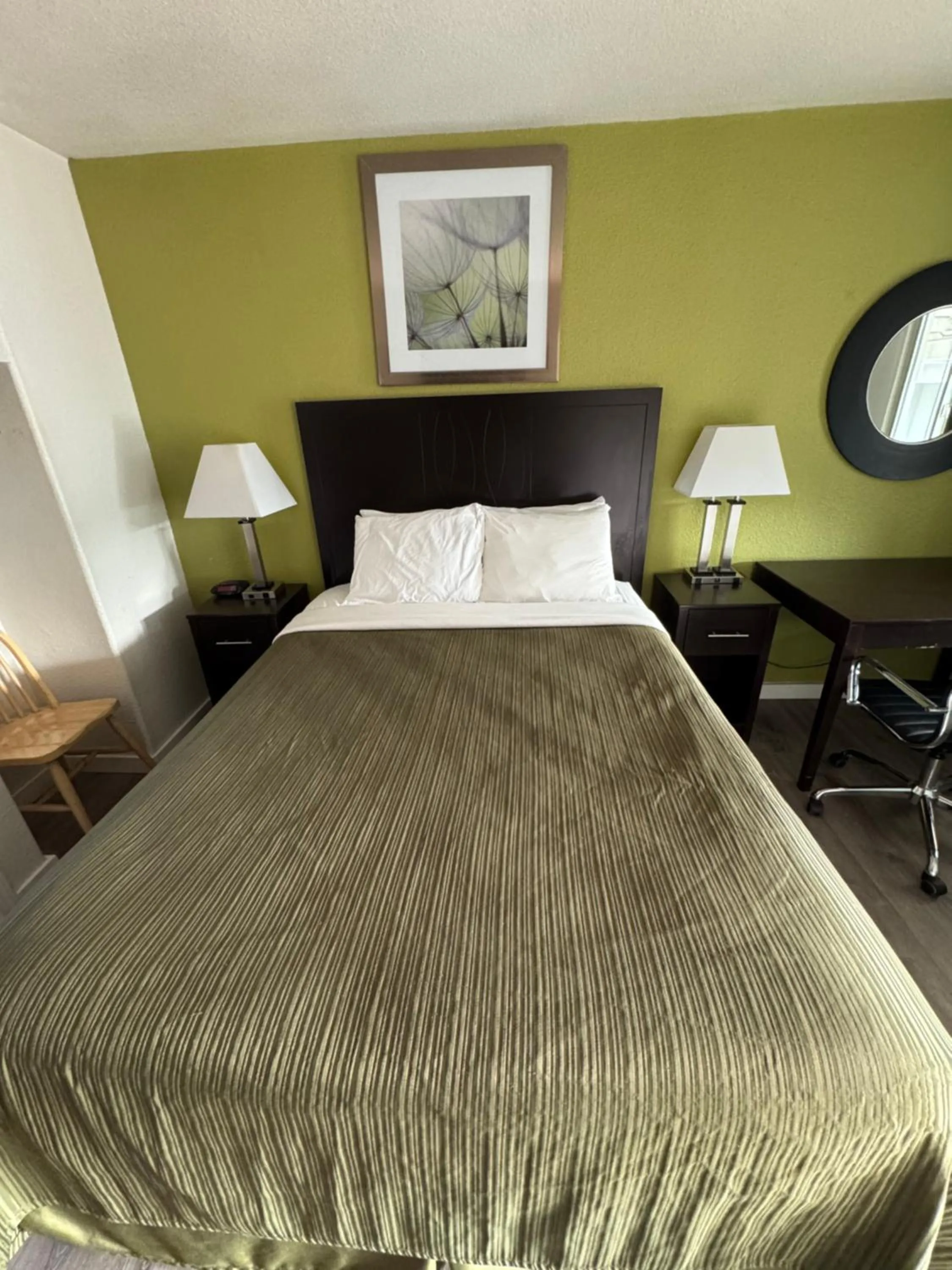 Bed in Sundowner Motel Sequim