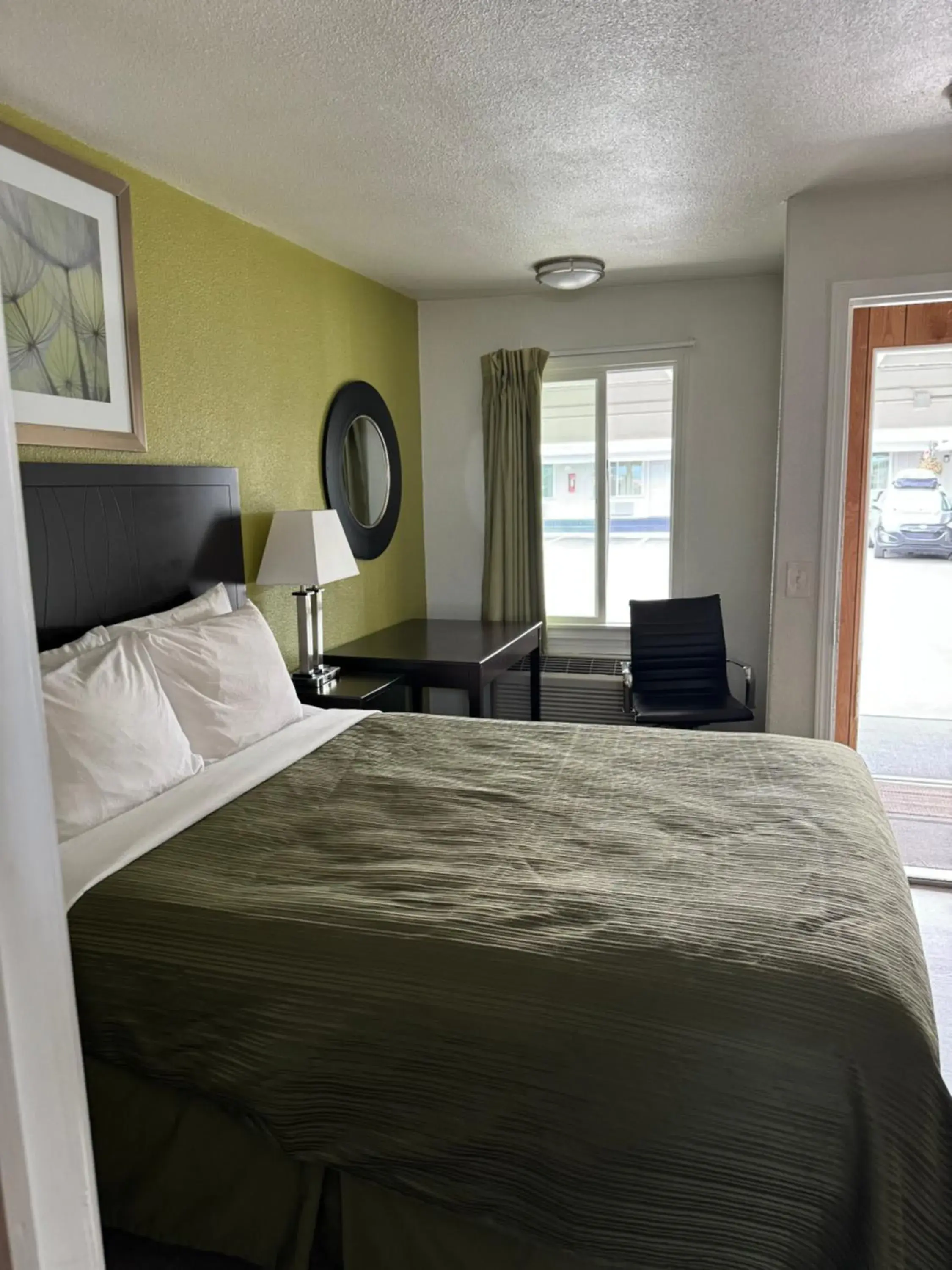 Queen Room - Non-Smoking in Sundowner Motel Sequim Queen Room - Non-Smoking in Sundowner Motel Sequim