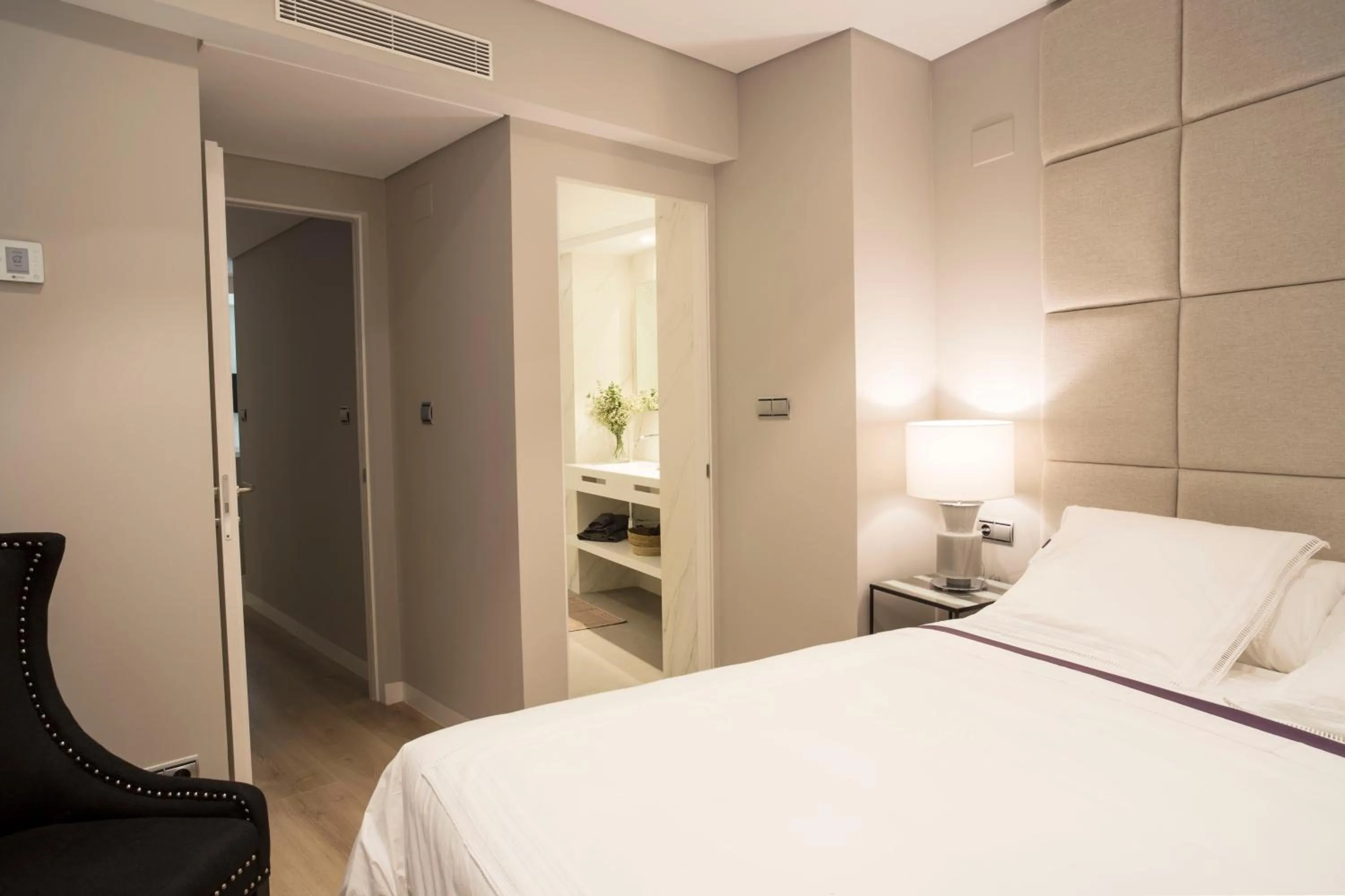 Photo of the whole room, Bed in U-Sense Madrid Santa Ana