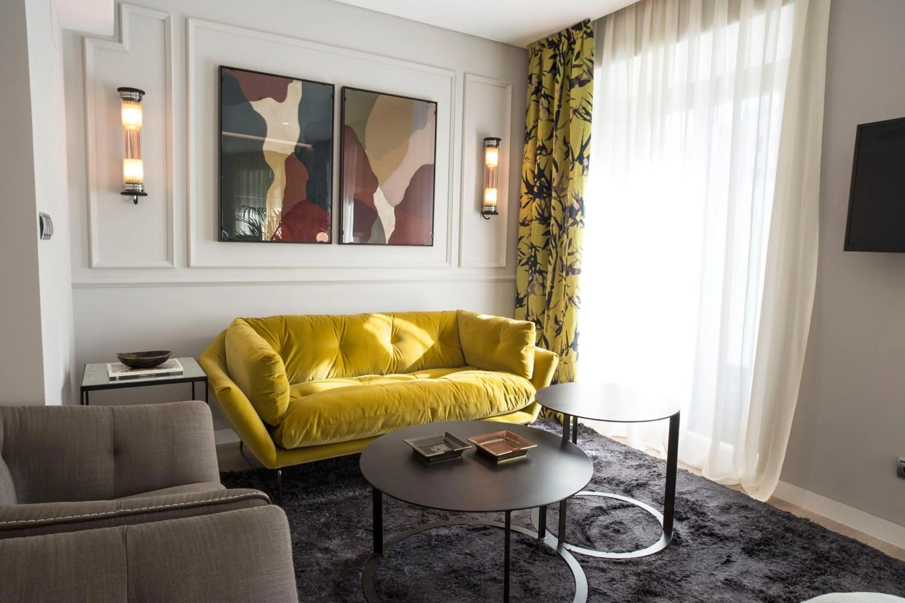 Seating area in U-Sense Madrid Santa Ana