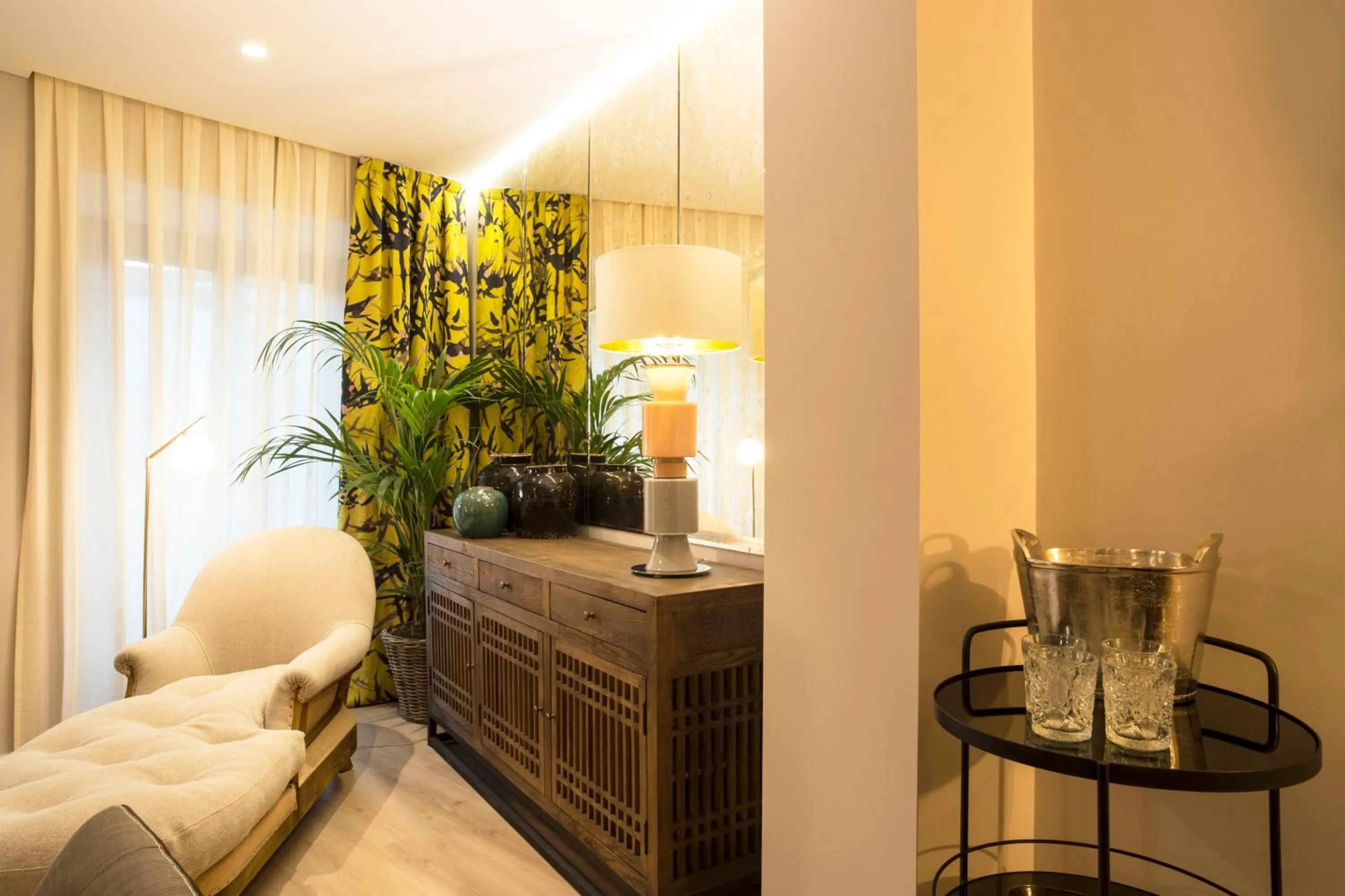 Seating area, Bed in U-Sense Madrid Santa Ana