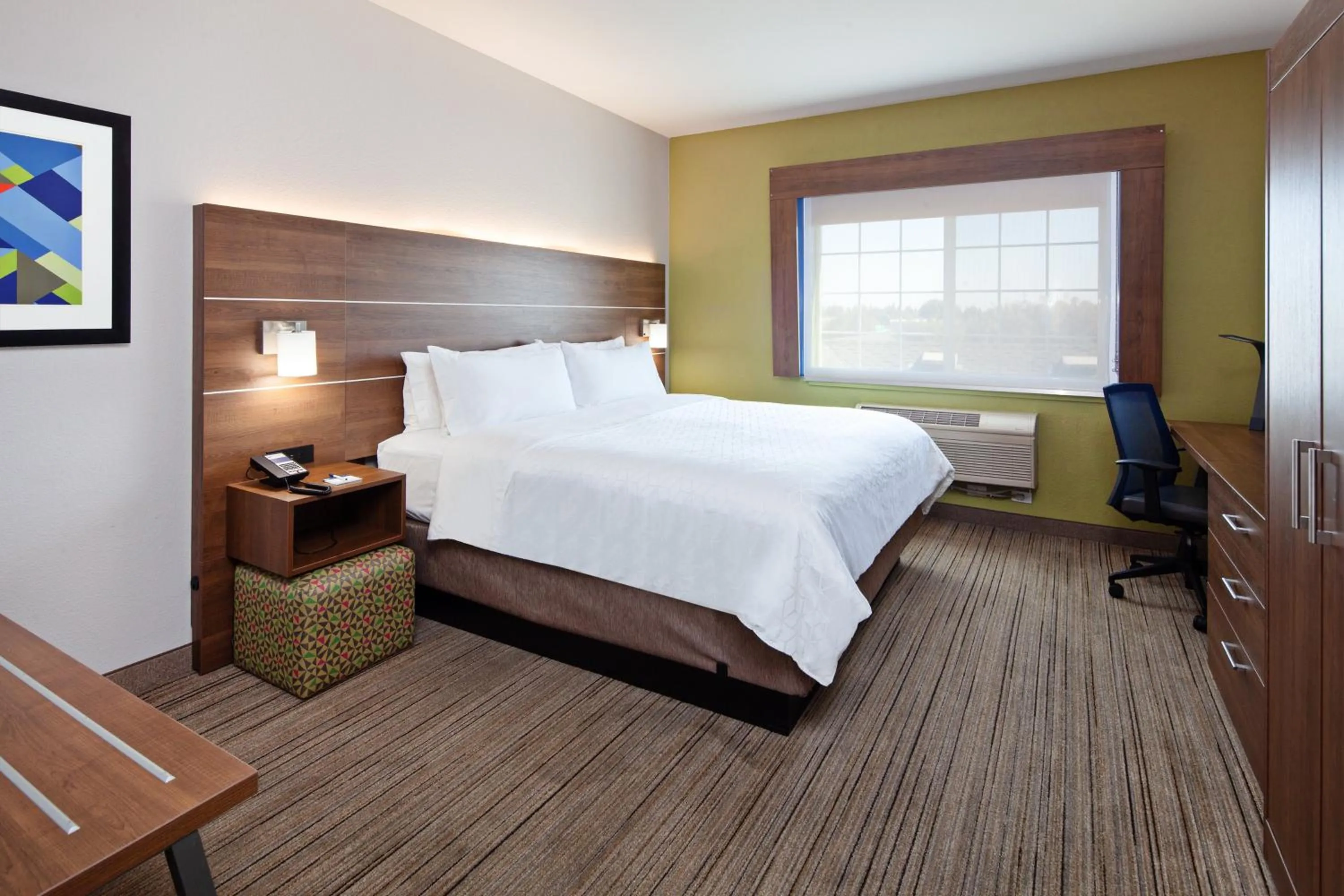 Photo of the whole room, Bed in Holiday Inn Express & Suites - Tulare by IHG