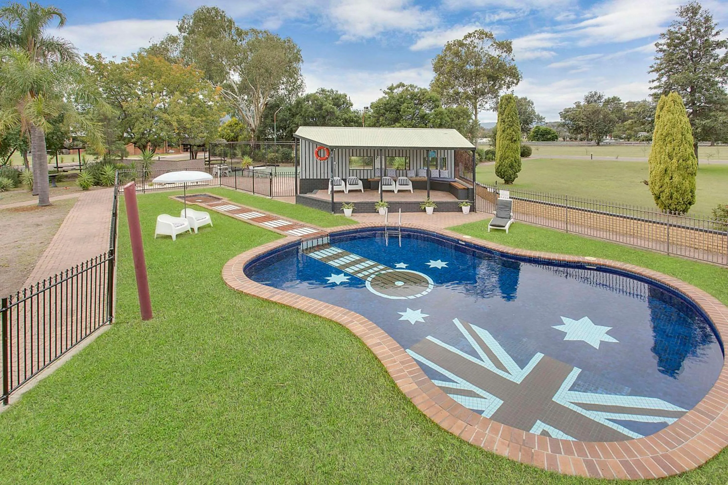 Swimming pool in Econo Lodge Savannah Park Tamworth