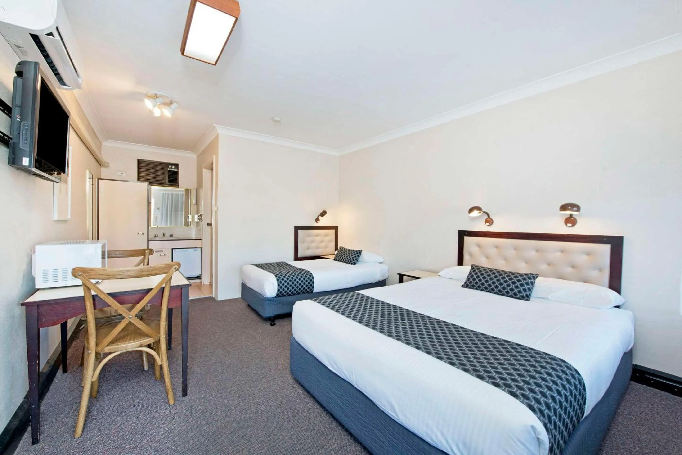 Bedroom, Bed in Econo Lodge Savannah Park Tamworth