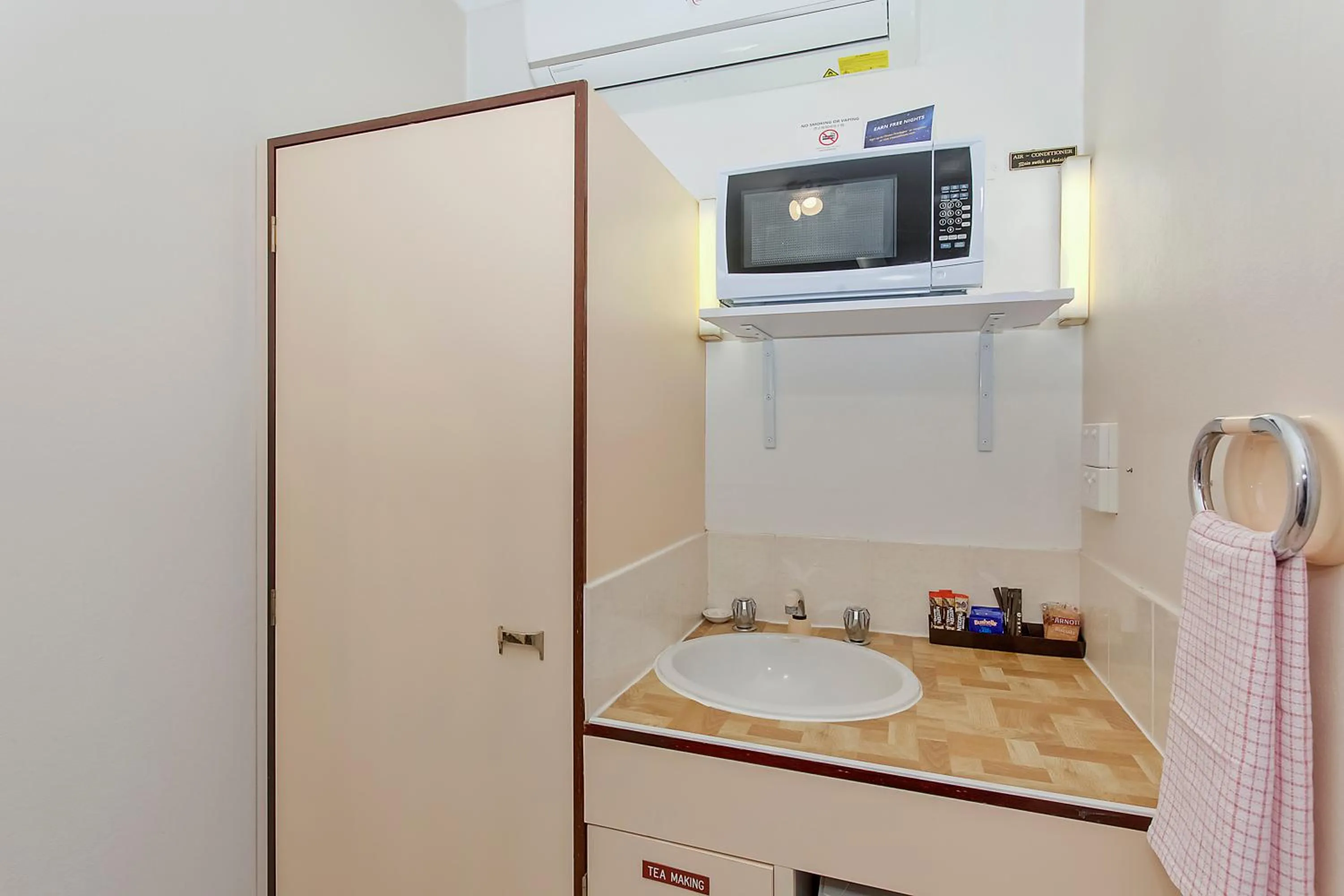 Kitchen or kitchenette in Econo Lodge Savannah Park Tamworth