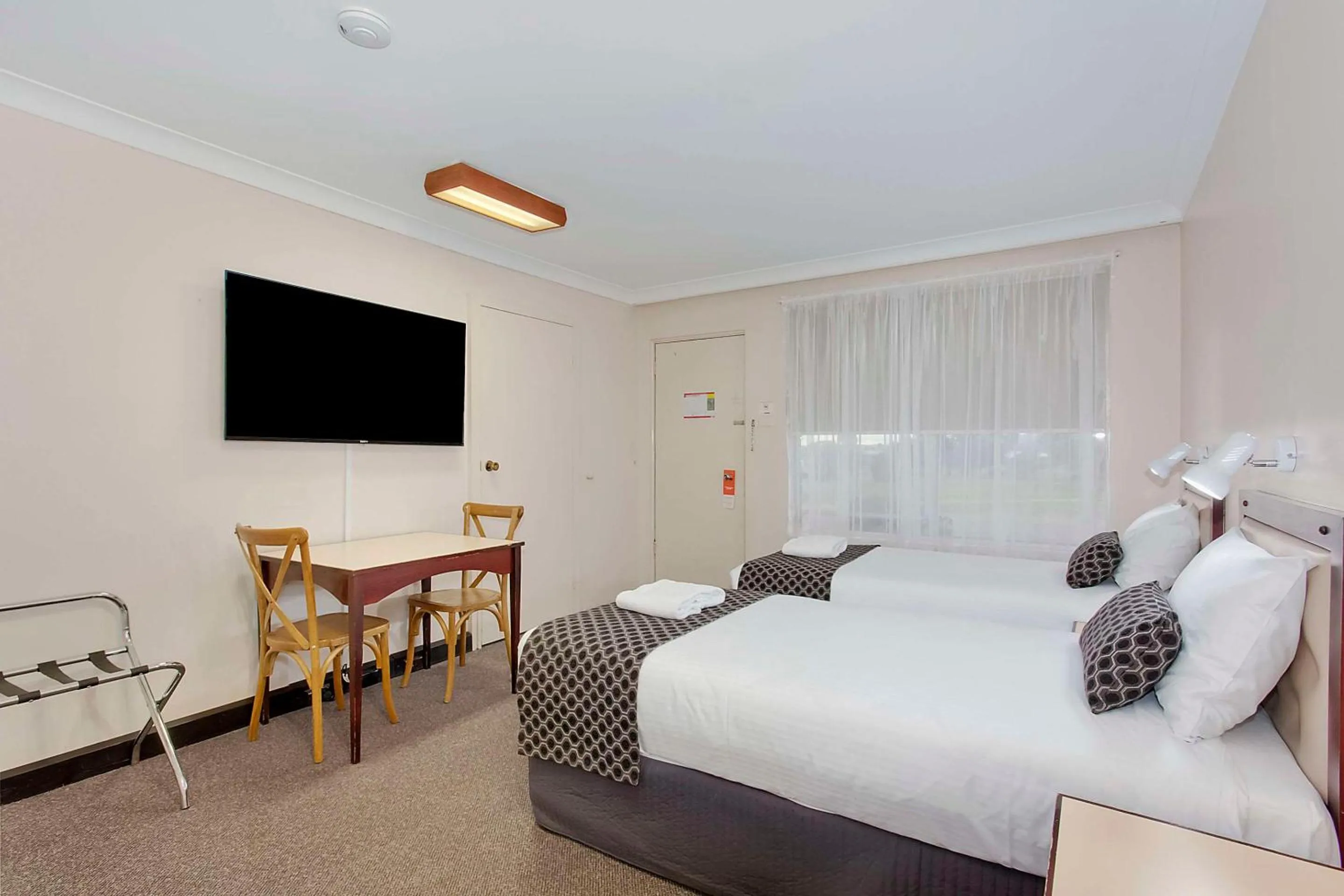 Bedroom, Bed in Econo Lodge Savannah Park Tamworth