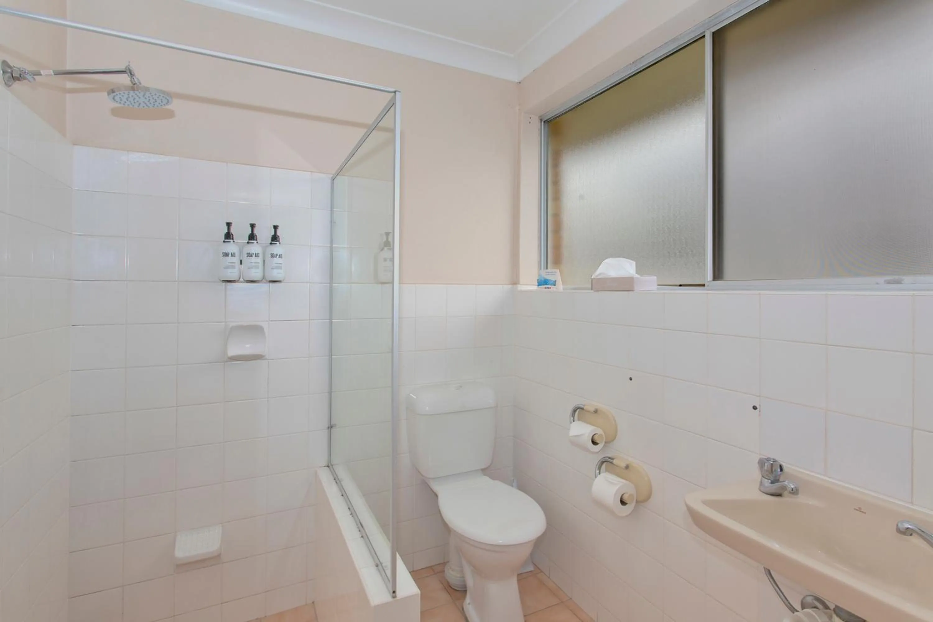 Bathroom in Econo Lodge Savannah Park Tamworth